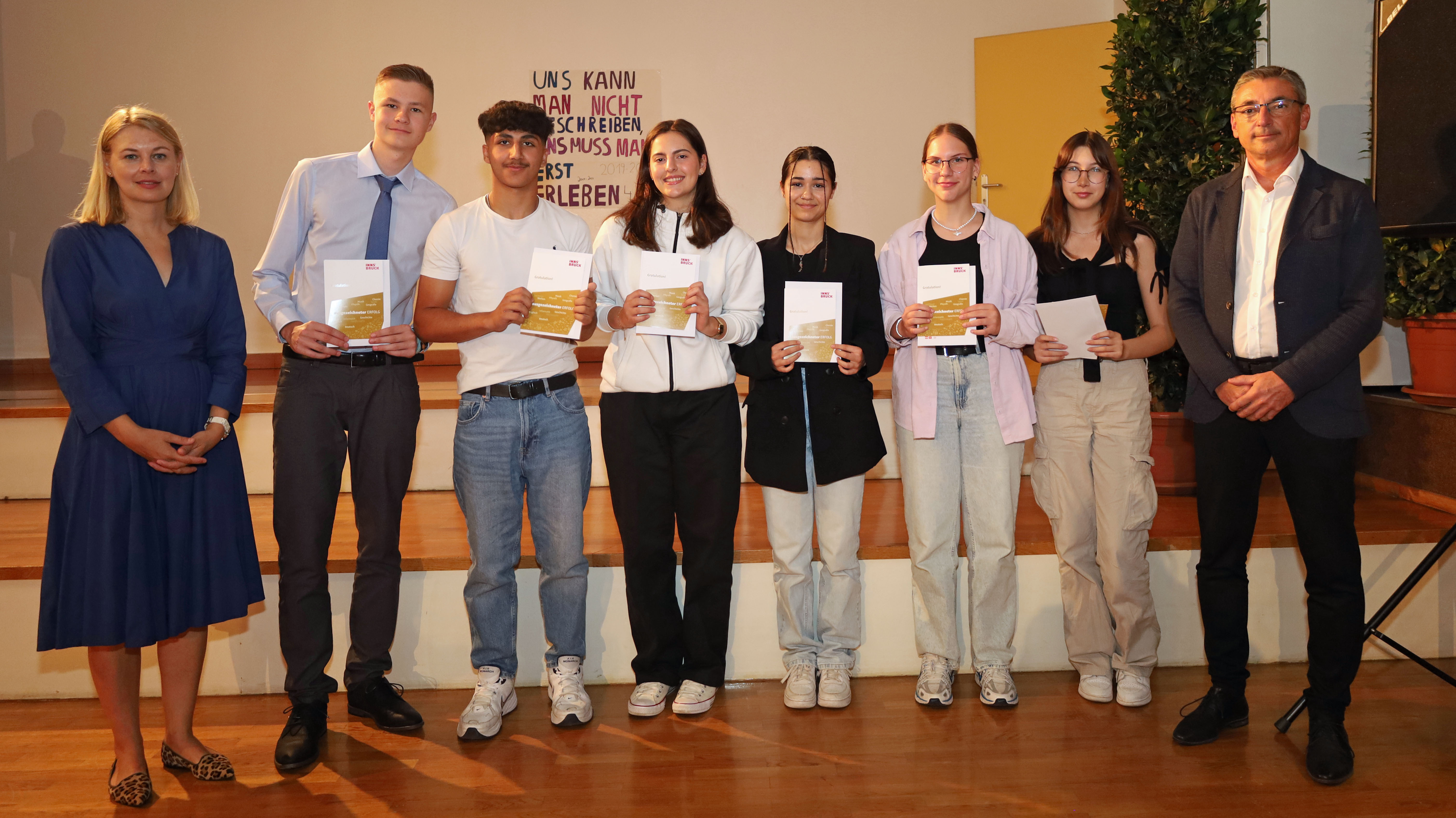 Bildungsstadträtin Elisabeth Mayr (l.) und Schulqualitätsmanager Dietmar Meinschad (r.) mit den ausgezeichneten SchülerInnen der Mittelschule Leopoldstraße.