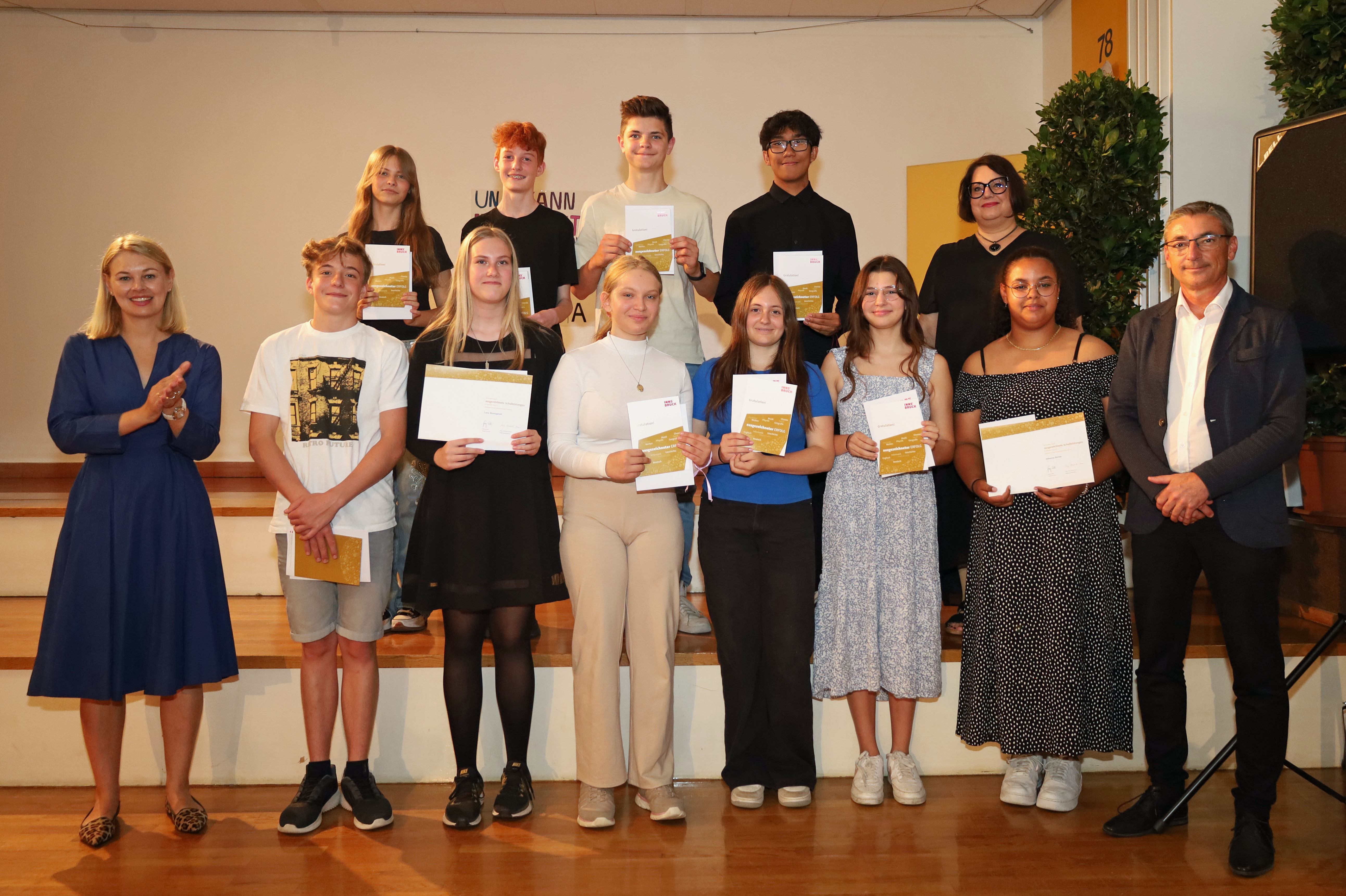 Bildungsstadträtin Elisabeth Mayr (l.) und Schulqualitätsmanager Dietmar Meinschad (r.) mit den ausgezeichneten SchülerInnen der Musikmittelschule (MMS).
