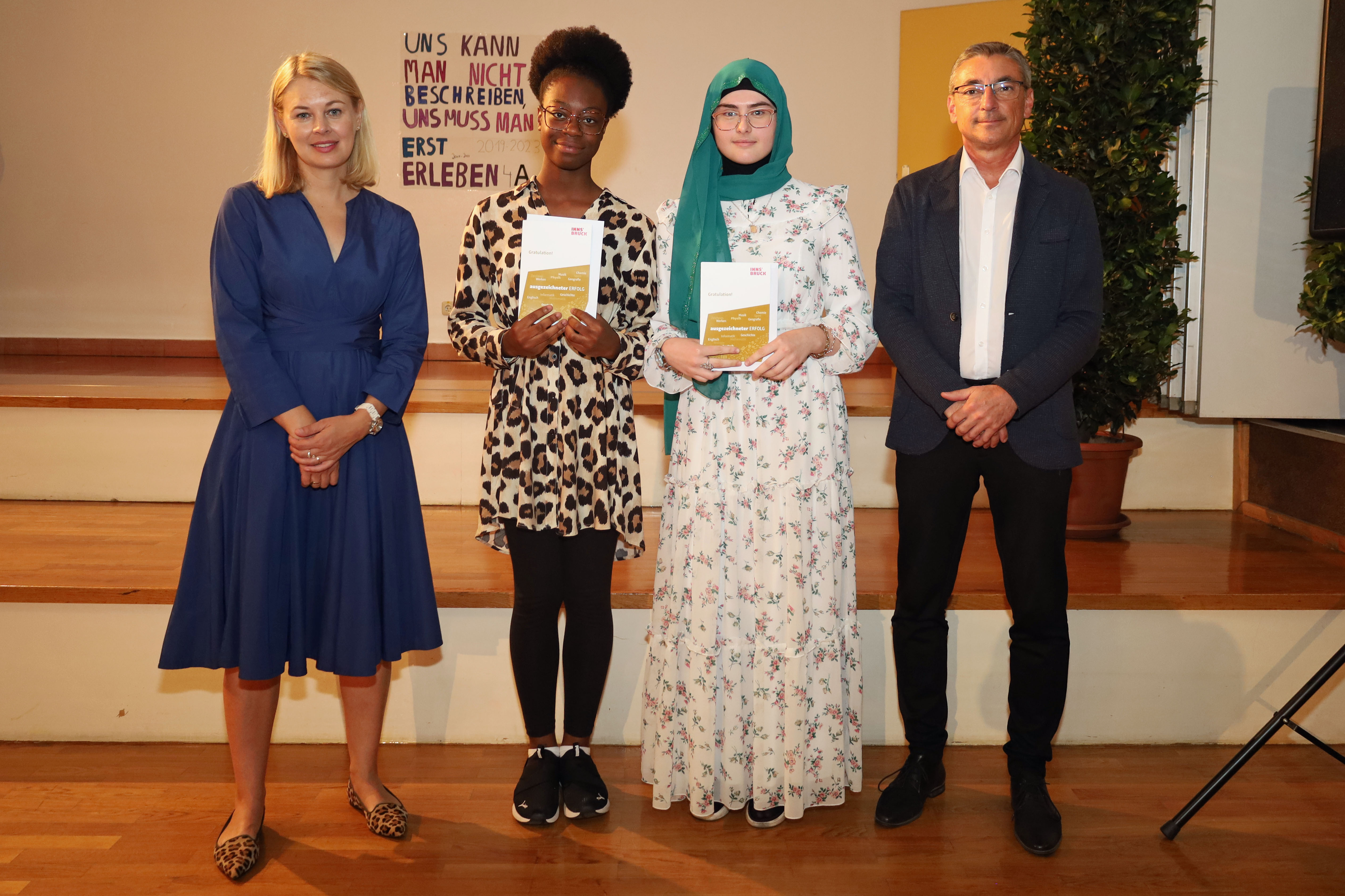Bildungsstadträtin Elisabeth Mayr (l.) und Schulqualitätsmanager Dietmar Meinschad (r.) mit den ausgezeichneten Schülerinnen der Mittelschule Pembaurstraße.