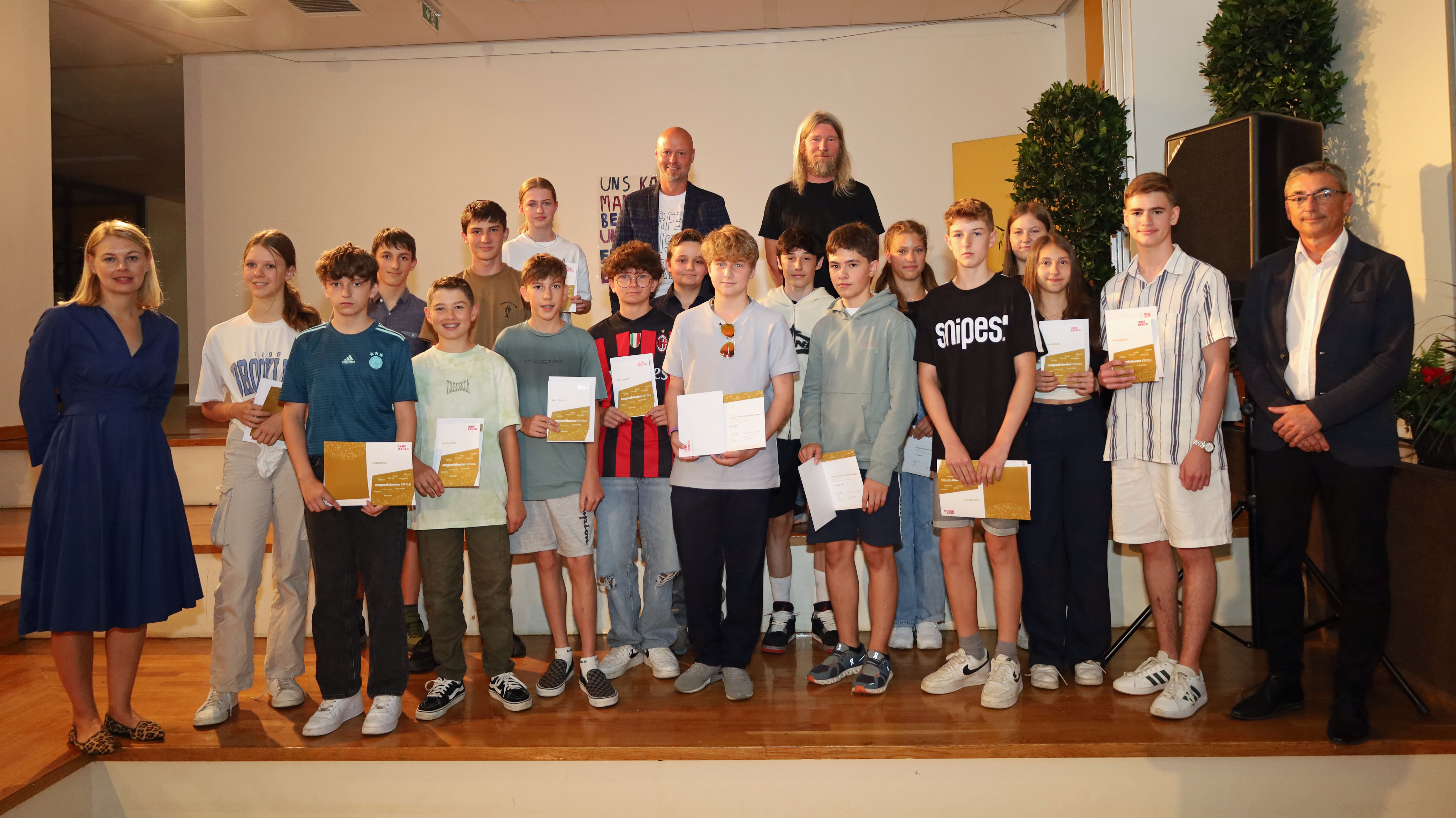 Bildungsstadträtin Elisabeth Mayr (l.) und Schulqualitätsmanager Dietmar Meinschad (r.) mit den ausgezeichneten SchülerInnen der Praxismittelschule.