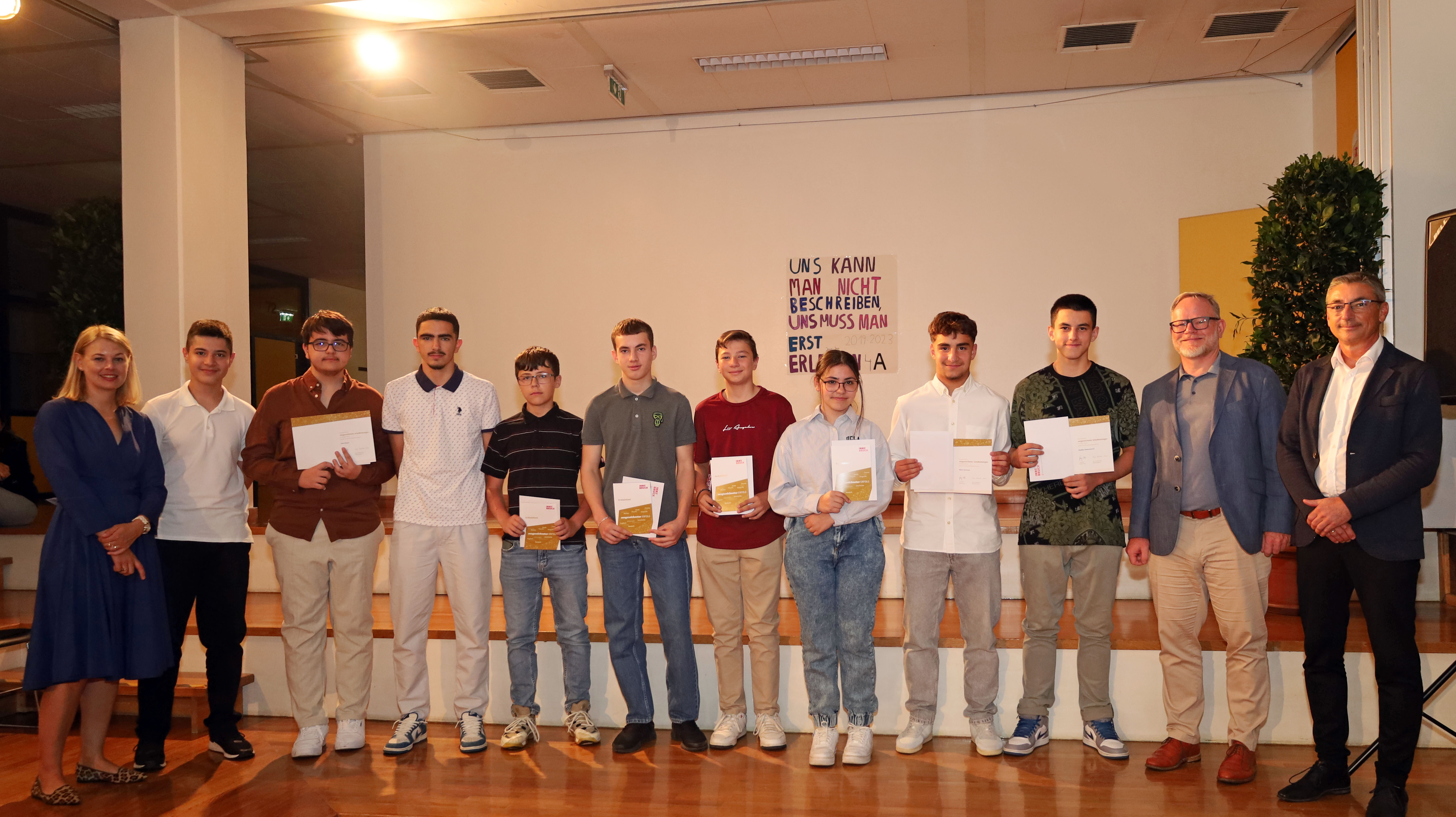 Bildungsstadträtin Elisabeth Mayr (l.) und Schulqualitätsmanager Dietmar Meinschad (r.) mit den ausgezeichneten SchülerInnen der Mittelschule Reichenau.