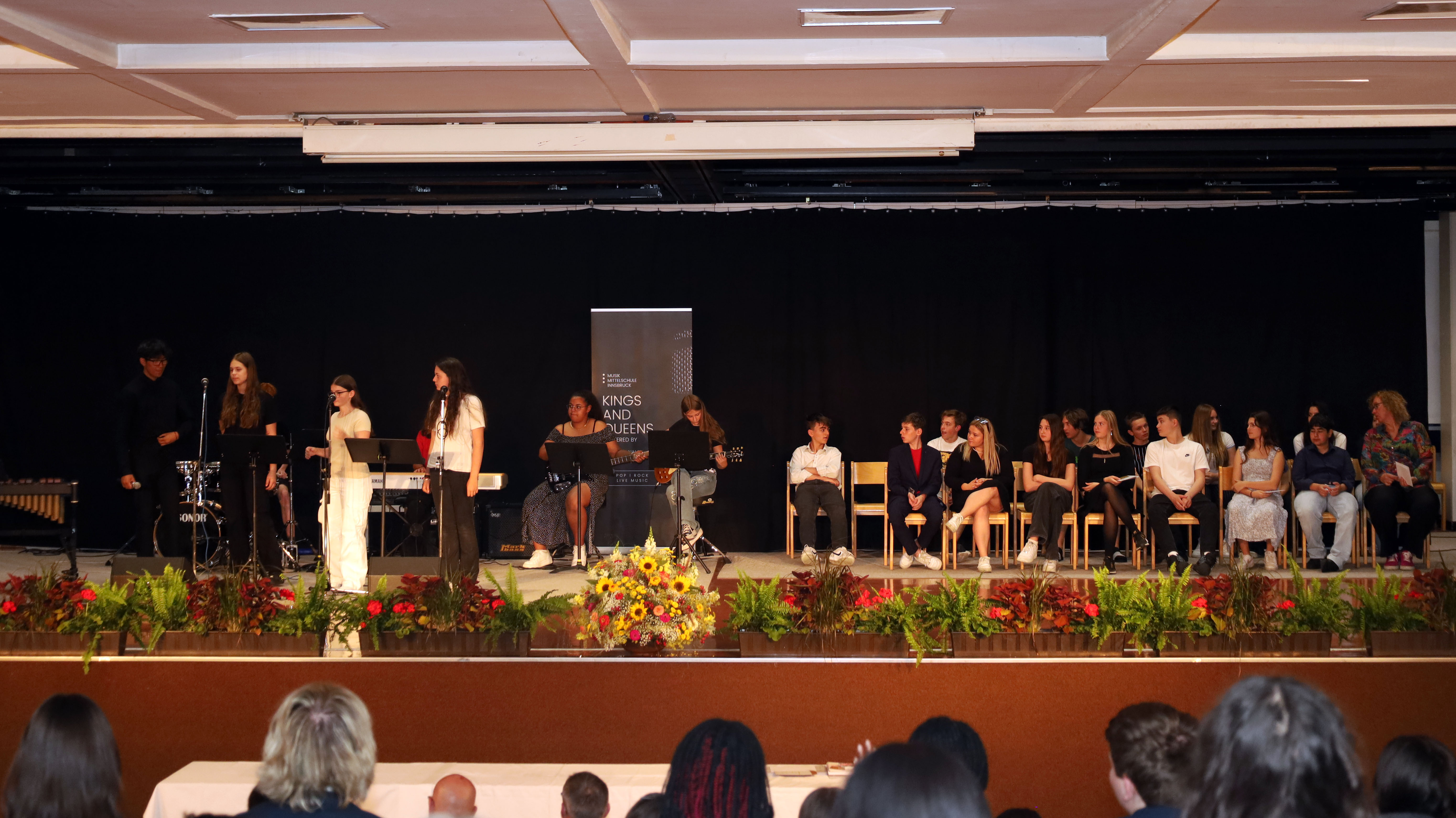 Für einen feierlichen musikalischen Rahmen sorgten die Schulband sowie das Vokalensemble der Klasse 4b der Musikmittelschule.