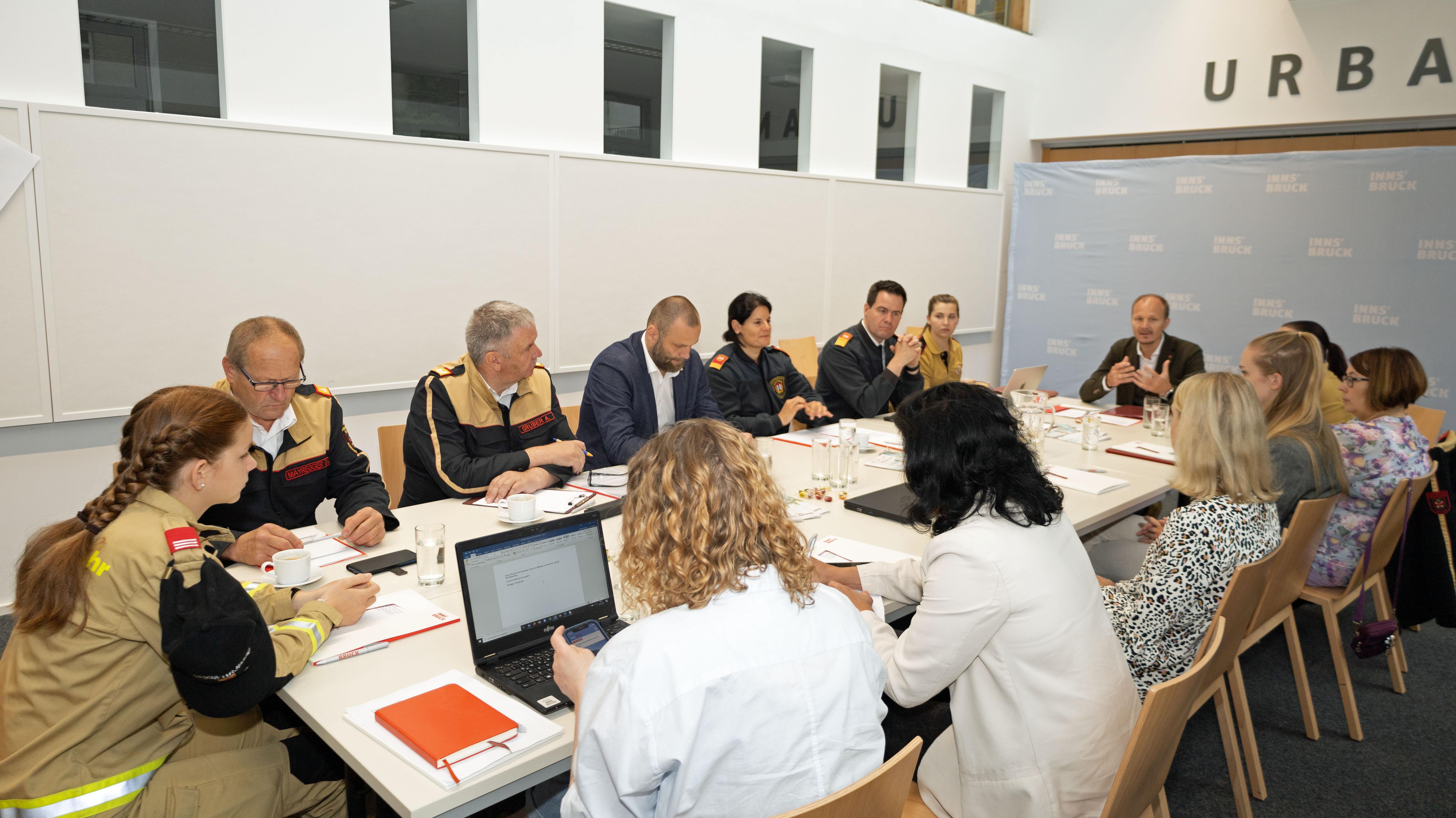 Im Zuge des ersten Runden Tisches wurden mehrere Möglichkeiten zur Steigerung des Frauenanteils bei den Innsbrucker Feuerwehren diskutiert.