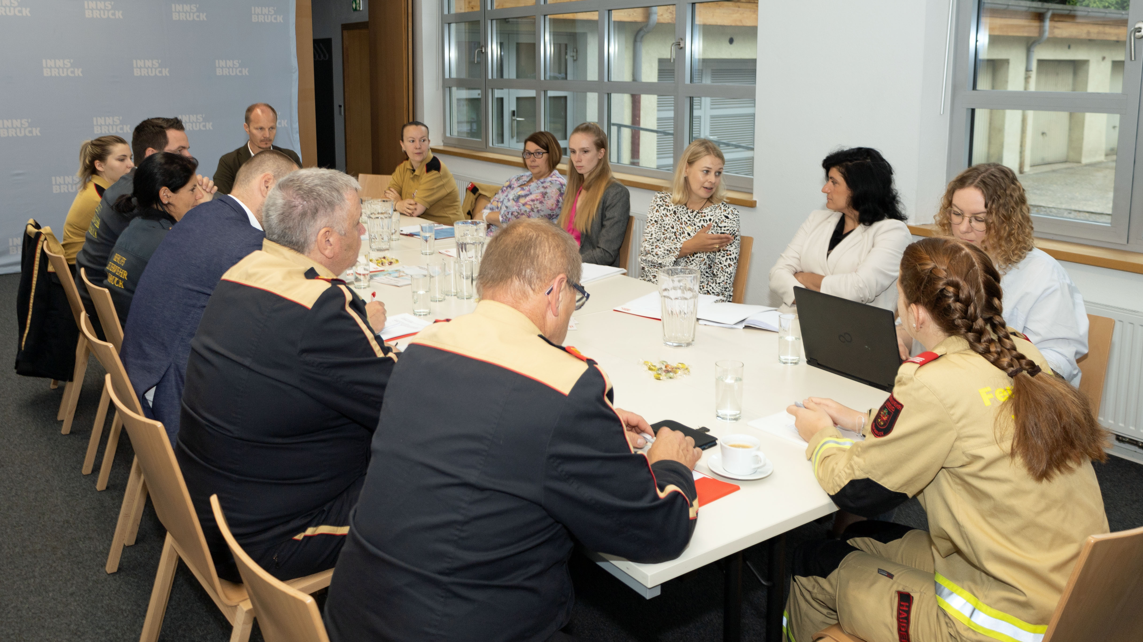 Der Runde Tisch zur Steigerung des Frauenanteils der Innsbrucker Feuerwehr ist offiziell gestartet.