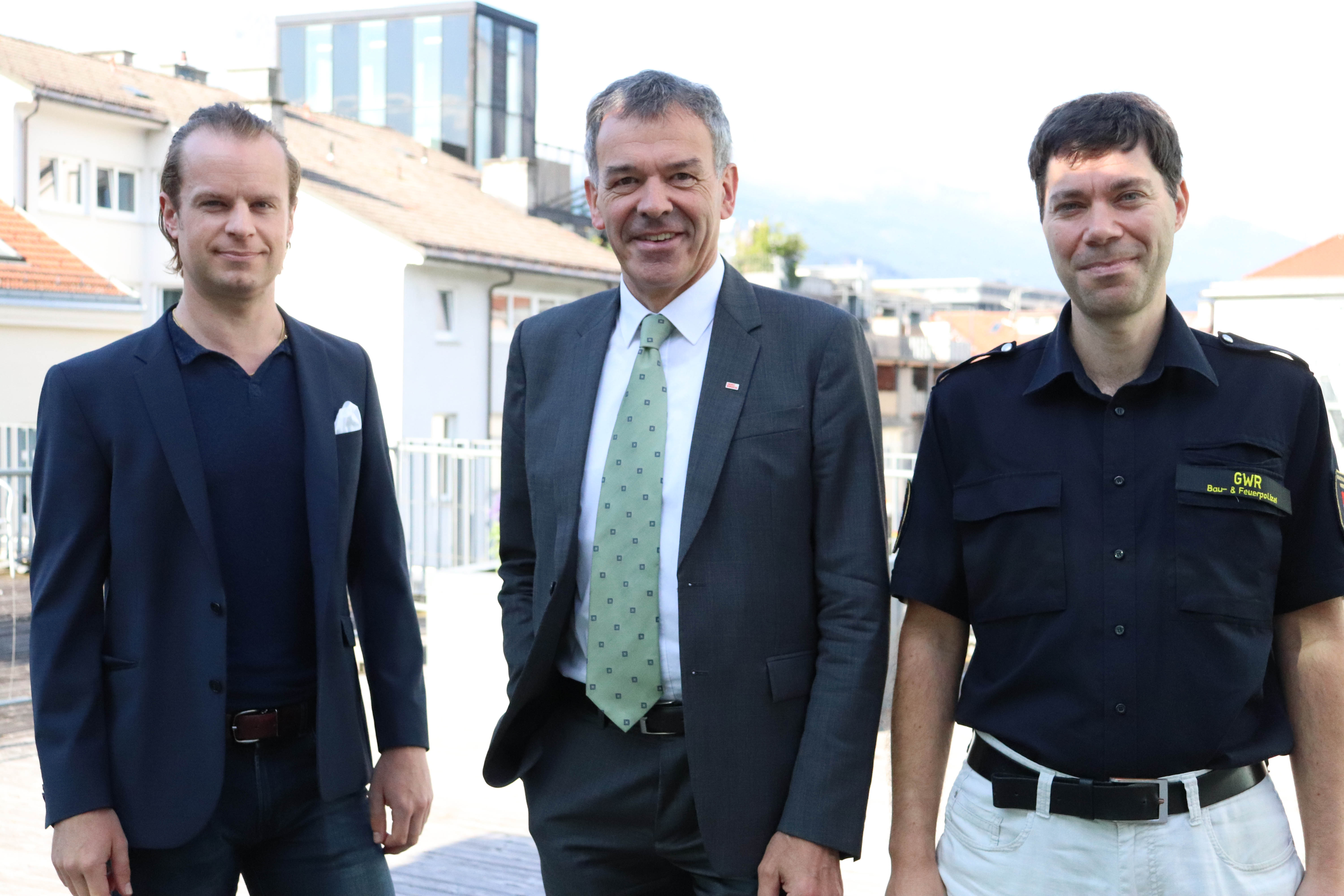 In Innsbruck gibt es bereits seit einiger Zeit ein Leerstandsmonitoring (v.l.): Mathias Behmann (Referat für Statistik und Berichtswesen), Bürgermeister Georg Willi und Manfred Hirsch (Referat Gebäude- und Wohnungsregister) informieren halbjährlich über die neuen Zahlen.