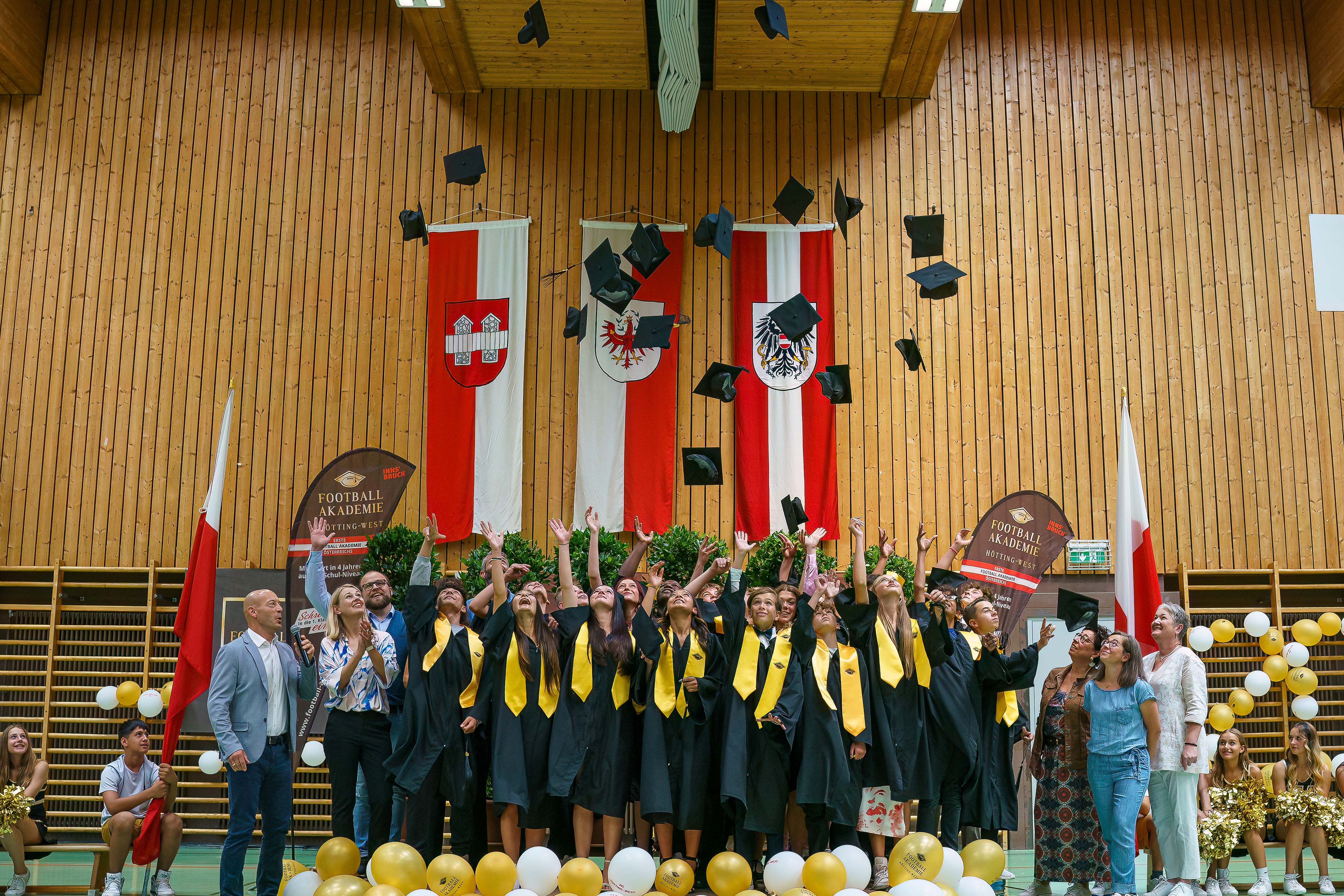 Abschlussfeier des siebten Jahrgangs der Football Akademie: Stadträtin Elisabeth Mayr (2. v. l.), Sabine Rainer, Direktorin der MS Hötting-West (r.) und der Leiter der Football Akademie Daniel Dieplinger (l.) freuten sich gemeinsam mit den AbsolventInnen.