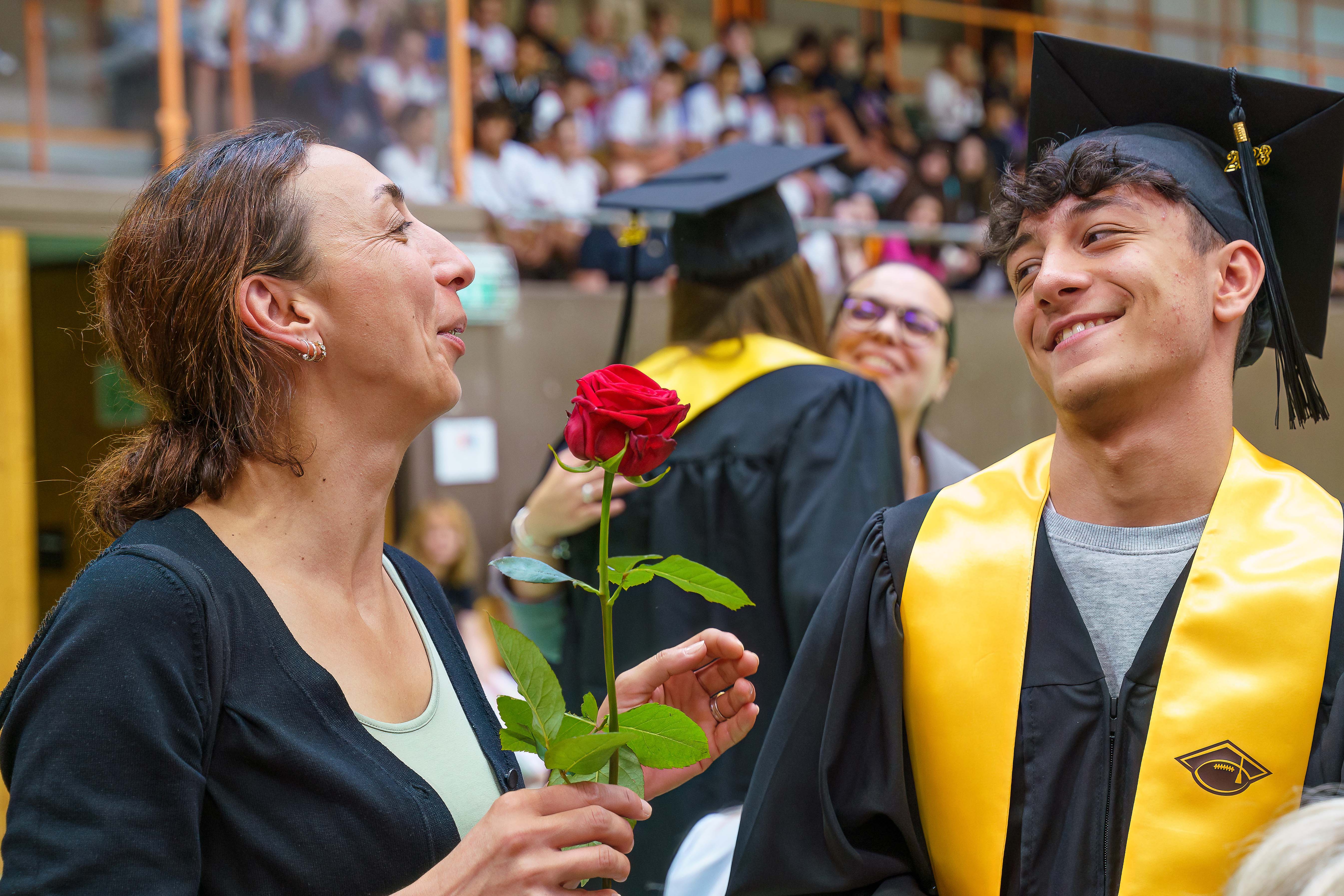 Die AbsolventInnen übergaben Rosen an die stolzen Eltern.