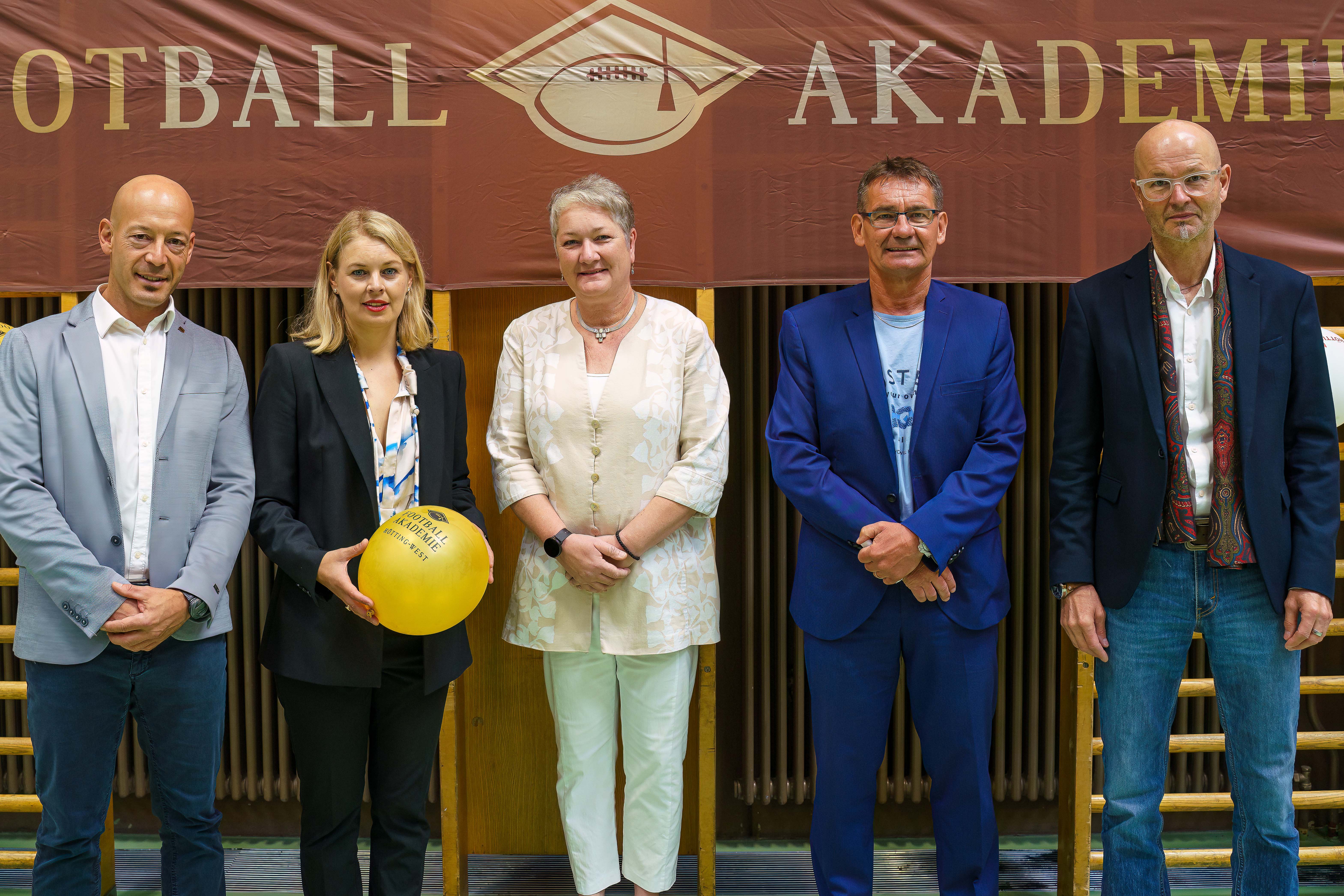 v. l. n. r.: Akademie-Leiter Daniel Dieplinger, Stadträtin Elisabeth Mayr, Schuldirektorin Sabine Rainer, Herbert Gimpl, Abteilungsleiter der Bildungsdirektion Tirol und Schulamtsleiter Werner Leithmayer bei der 7. Graduiertenfeier der MS Hötting-West.