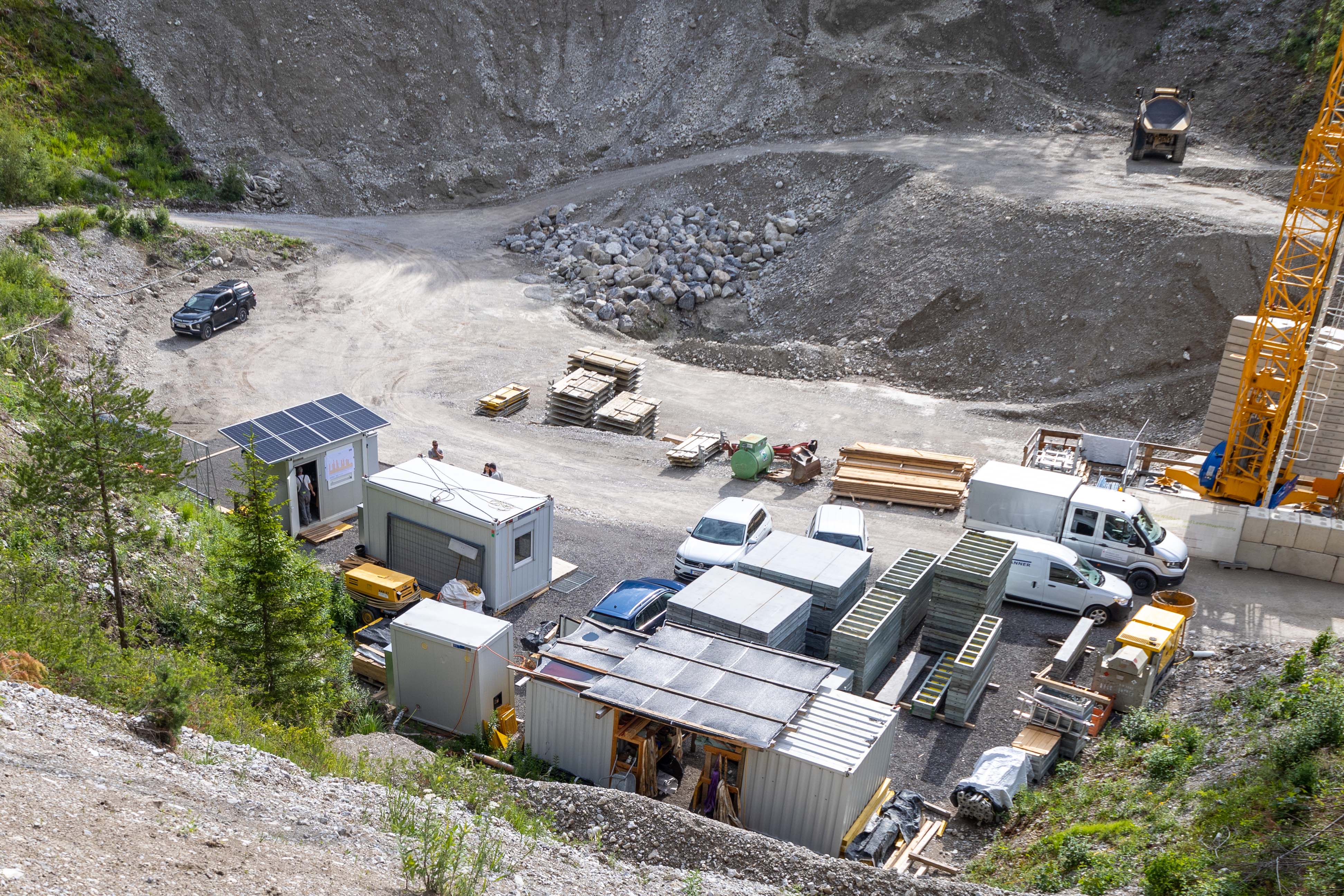 Die neue Anlage versorgt die Baustelle mit sauberer Energie und erzeugt bei optimalen äußeren Bedingungen bis zu drei Kilowatt pro Stunde.
