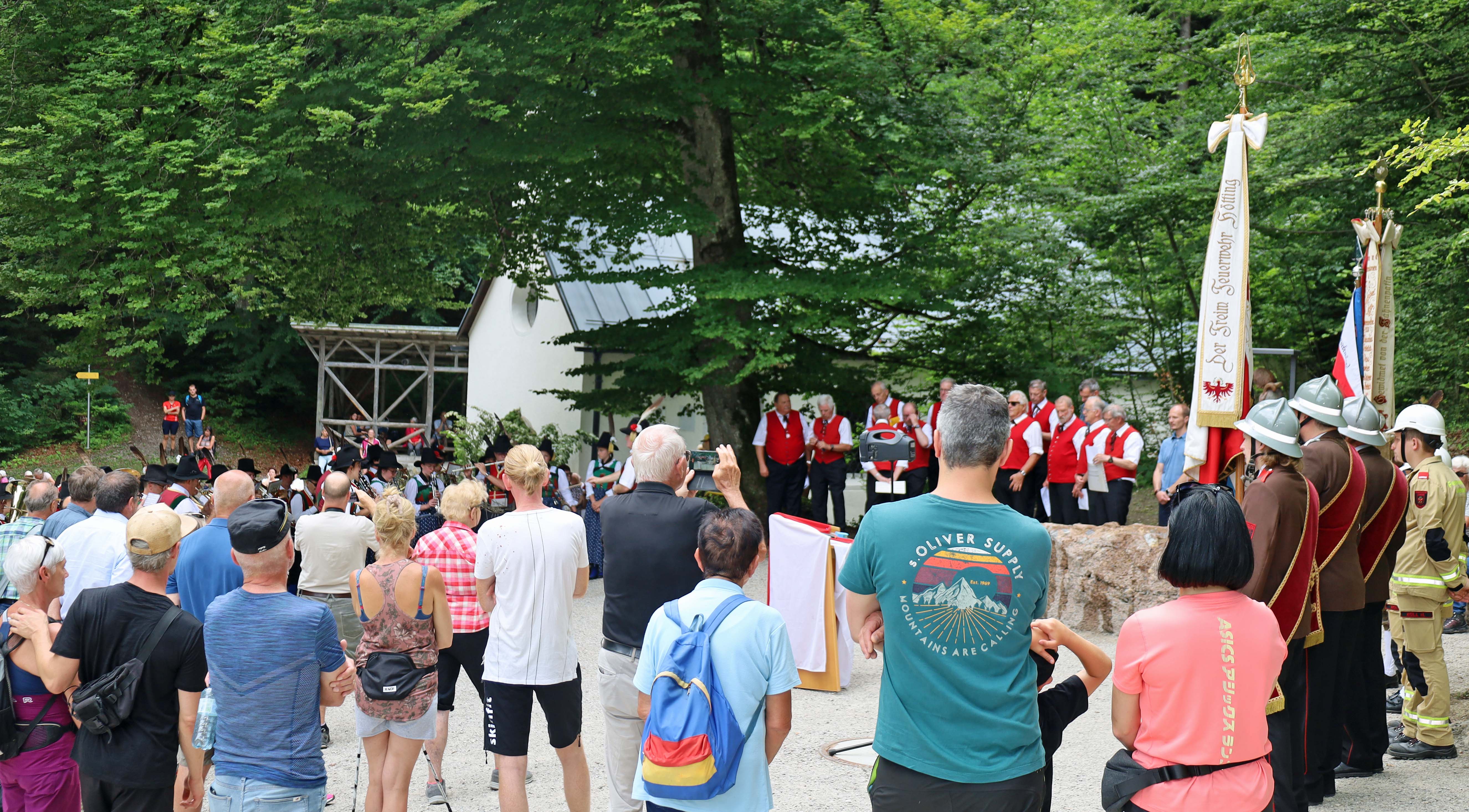 Zur Einweihungsfeier des neu errichteten Trinkwasserbrunnens am Höttinger Bild kamen zahlreiche BesucherInnen.