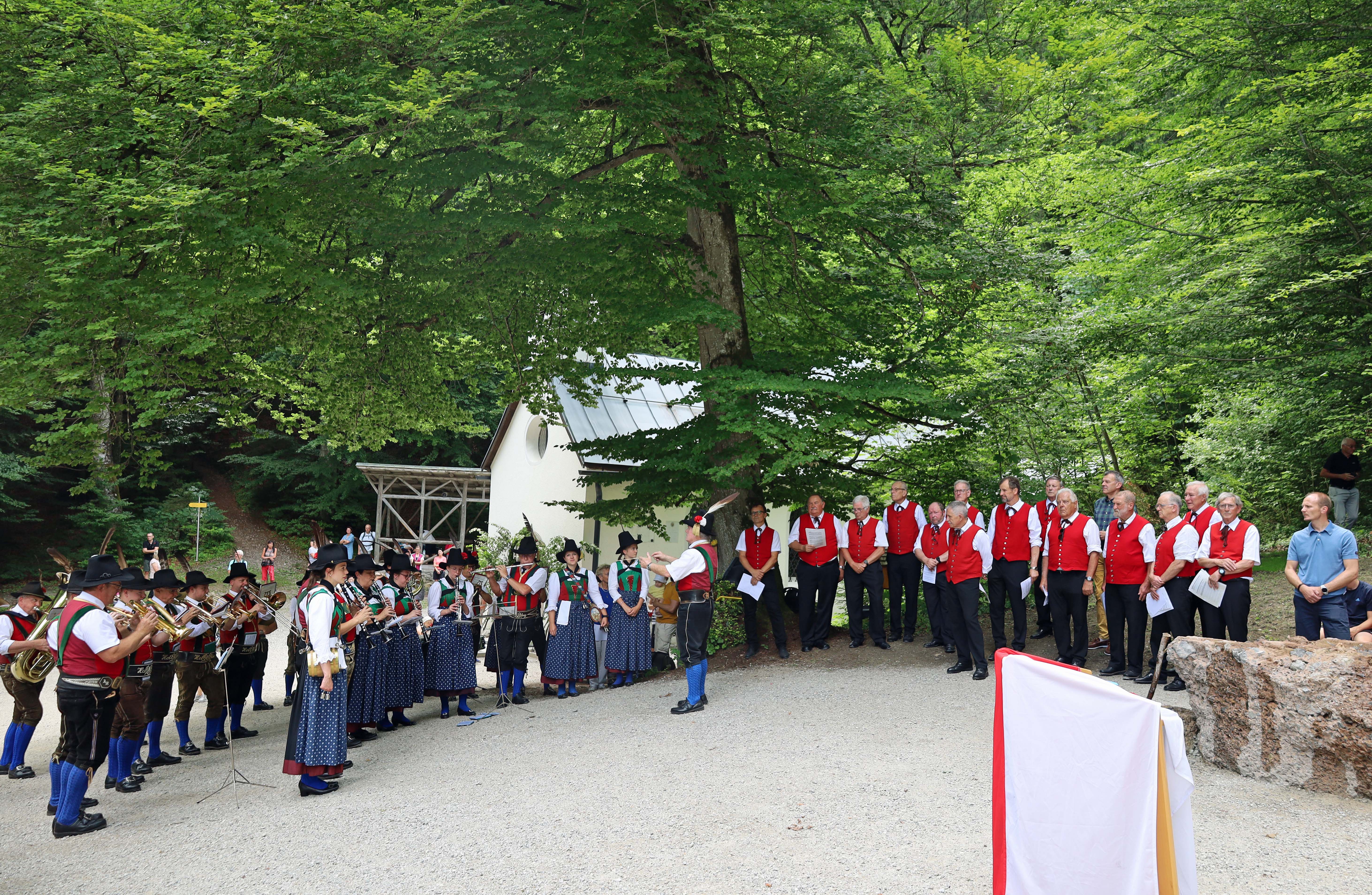 Gemeinsam mit dem Höttinger Sängerbund, der Stadtmusikkapelle Hötting, der Schützenkompanie Hötting, der Freiwilligen Feuerwehr Hötting, sowie dem Höttinger Trachtenverein "D'Burgstodler" wurde der neue Trinkwasserbrunnen feierlich eröffnet.