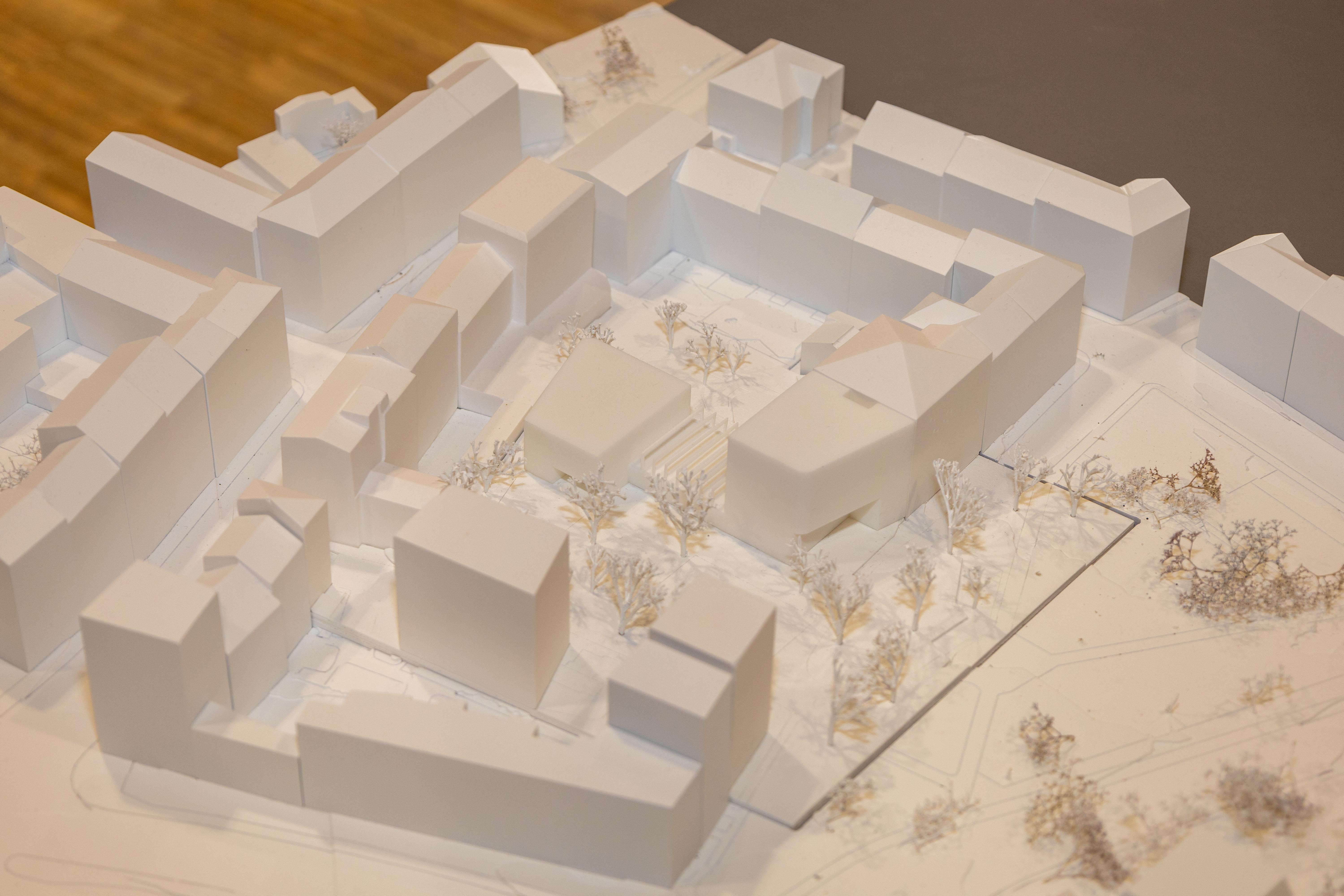 BU2: Das Modell des neuen Kinderzentrums in der Leopoldstraße. Im Vordergrund der Pechepark, der schließlich eine Symbiose mit dem neuen Gebäude bildet. © P. Brandstätter