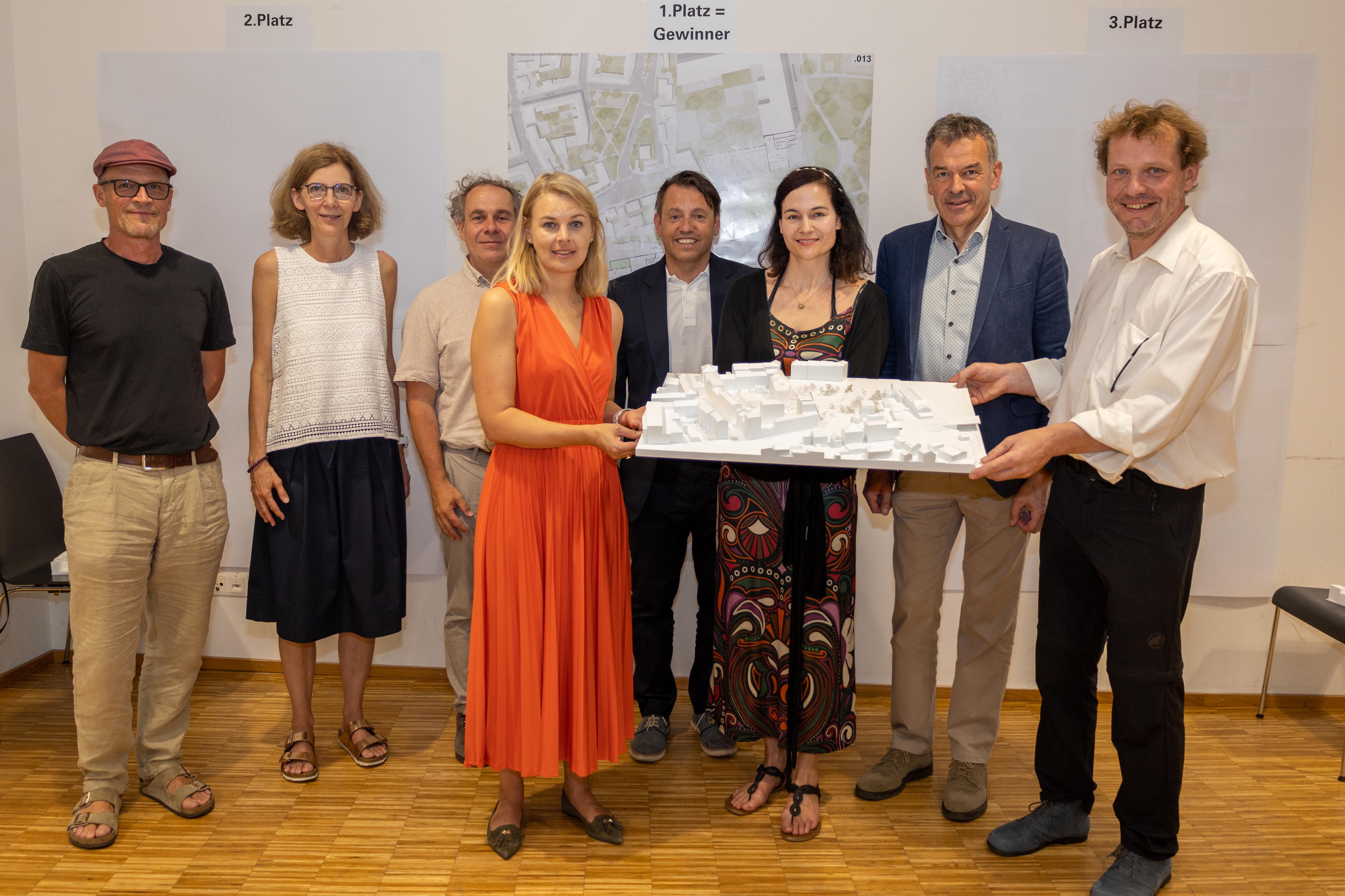 v. l. n. r.: Thomas Wolf (ISD Bereichsleiter Kinderzentren), Amtsleiterin Martina Zabernig (Kinder, Jugend und Generationen, Stadt Innsbruck), Walter Aistleitner (IIG, Projektleiter), Stadträtin Elisabeth Mayr, Franz Danler (IIG-Geschäftsführer), Architektin Susanne Seyfert (ARCHITEKTURBÜRO 1 ZT GmbH), Bürgermeister Georg Willi und Architekt Matthias Seyfert (ARCHITEKTURBÜRO 1 ZT GmbH) bei der Präsentation des neuen Kinderzentrums Pechegarten im Stadtteiltreff Wilten.