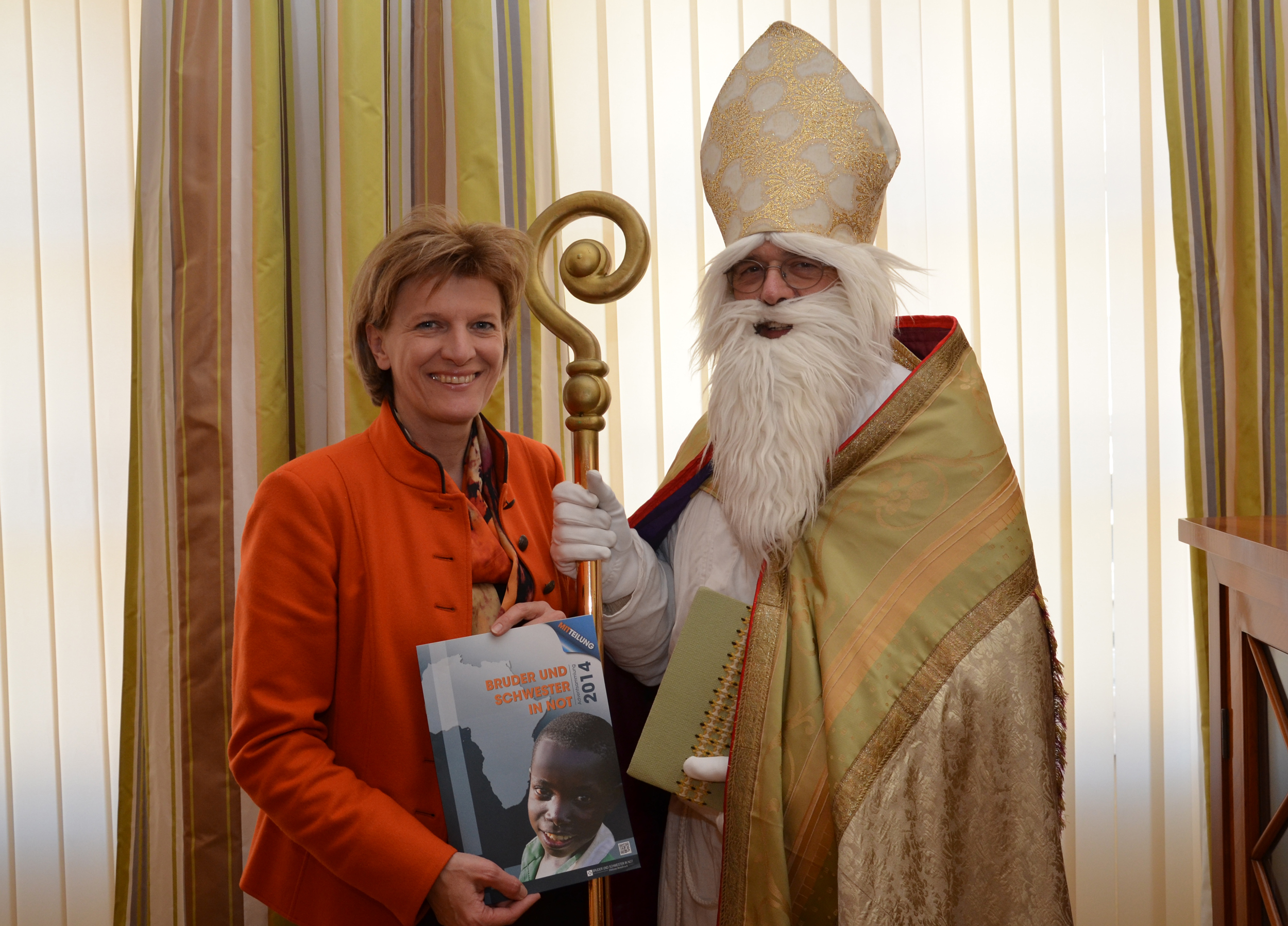 Bürgermeisterin Christine Oppitz-Plörer freute sich über den traditionellen Besuch des Heiligen Nikolaus im Rathaus.