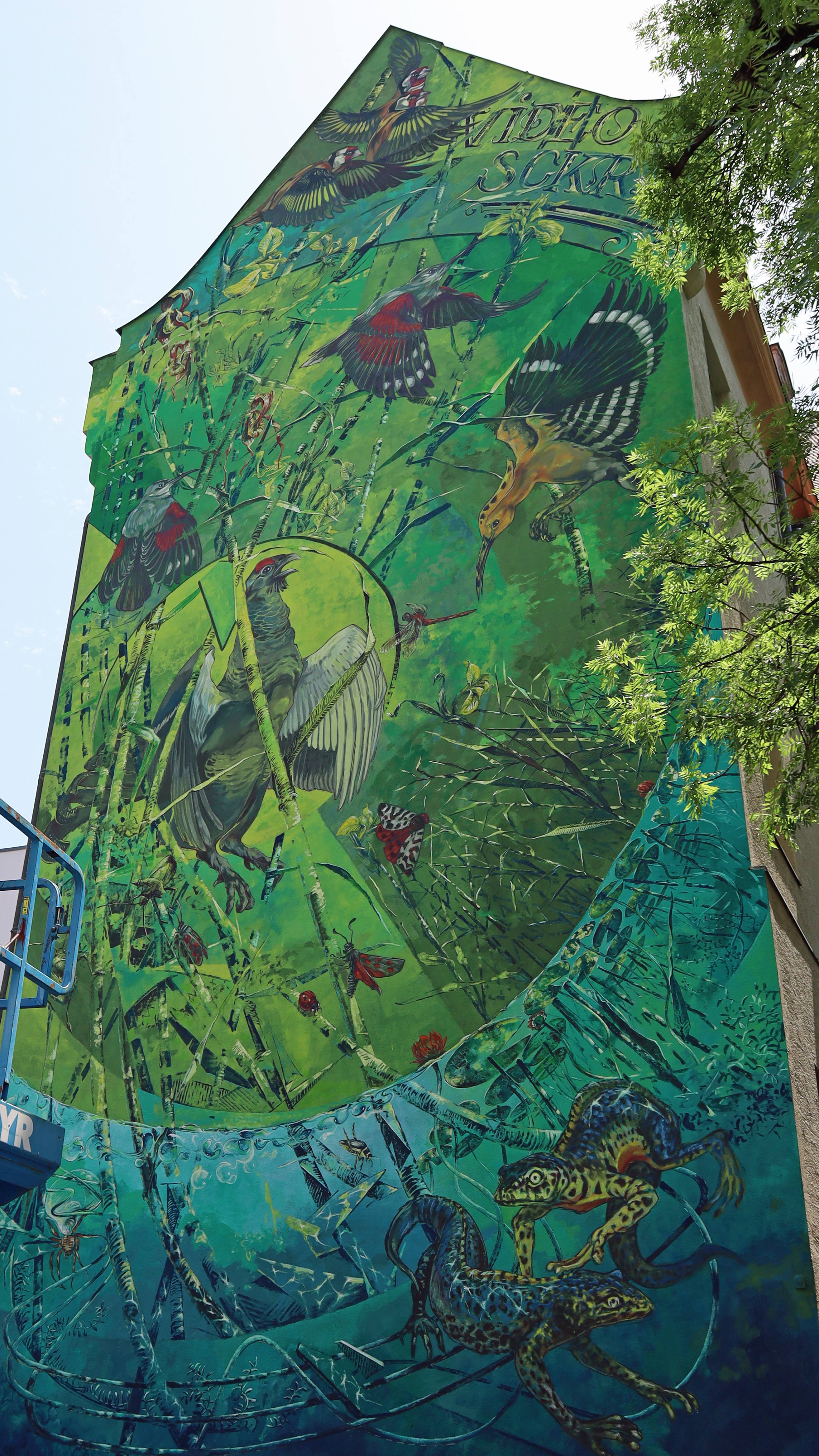 Das von den GewinnerInnen gemachte Mural auf der Nordfassade der Mittelschule Ilse-Brüll-Gasse.