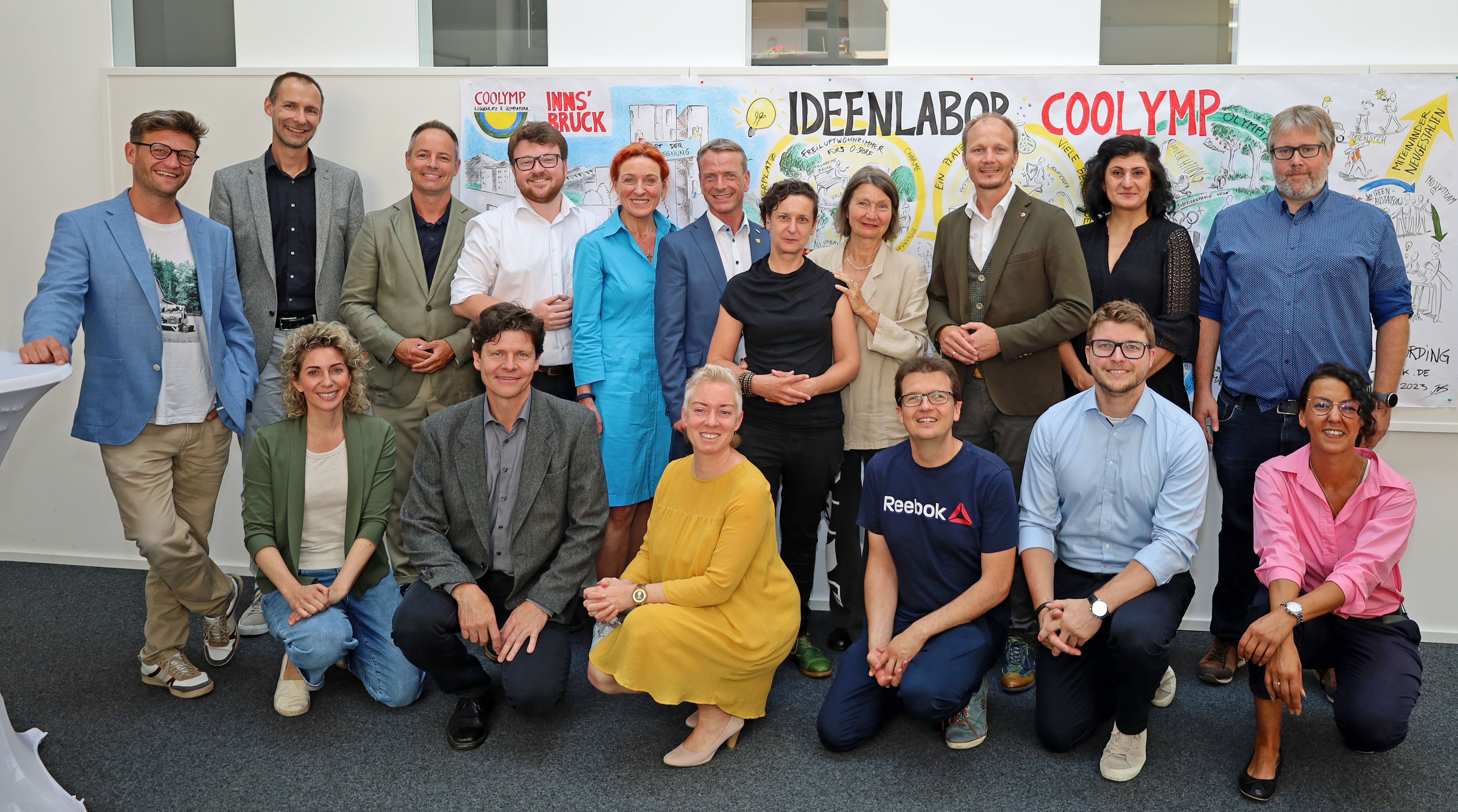 Vizebürgermeisteister Markus Lassenberger (3.v.l.), Vizebürgermeister Johannes Anzengruber (3.v.r.), die ressortzuständige Stadträtin Uschi Schwarzl (4.v.r), die Gemeinderäte Benjamin Plach (4.v.l.) und Christoph Kaufmann (6.v.l.), sowie Landtagsabgeordnete Zeliha Arslan freuen sich gemeinsam mit Projektleiterin Christine Schermer (5.v.l.) und dem COOLYMP-Projektteam über das einstimmig im Gemeinderat beschlossene Projekt COOLYMP