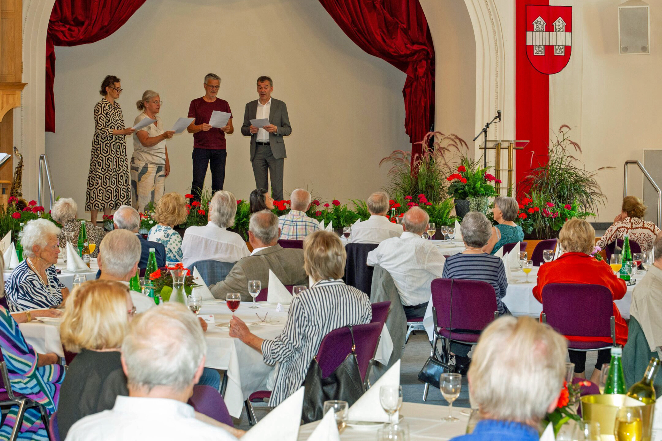 50, 60 sogar 70 Jahre verheiratet, das feiert die Stadt Innsbruck traditionell mit ihren Jubelpaaren. Zum Fest am 19. Juli im Ursulinensaal kamen 25 Paare, die im Sommer 1953, 1958, 1963 oder 1973 geheiratet haben. Der 18. Mai war 1963 ein besonders glückbringender Hochzeitstag, schließlich haben sich damals acht der Anwesenden das Ja-Wort gegeben. Für das leibliche Wohl war gesorgt, Blumenschmuck und Musik kreierten eine festliche Stimmung. Die Möglichkeit miteinander anzustoßen, gemeinsam in Erinnerungen zu schwelgen und Geschichten auszutauschen war zweifellos der Höhepunkt. Ein kleiner Rosenstock zur Erinnerung an den gelungenen Nachmittag - auch ein Symbol für eine Jahrzehnte überdauernde Liebe, begleitete die Jubilarinnen und Jubilare nach der Feier nach Hause.