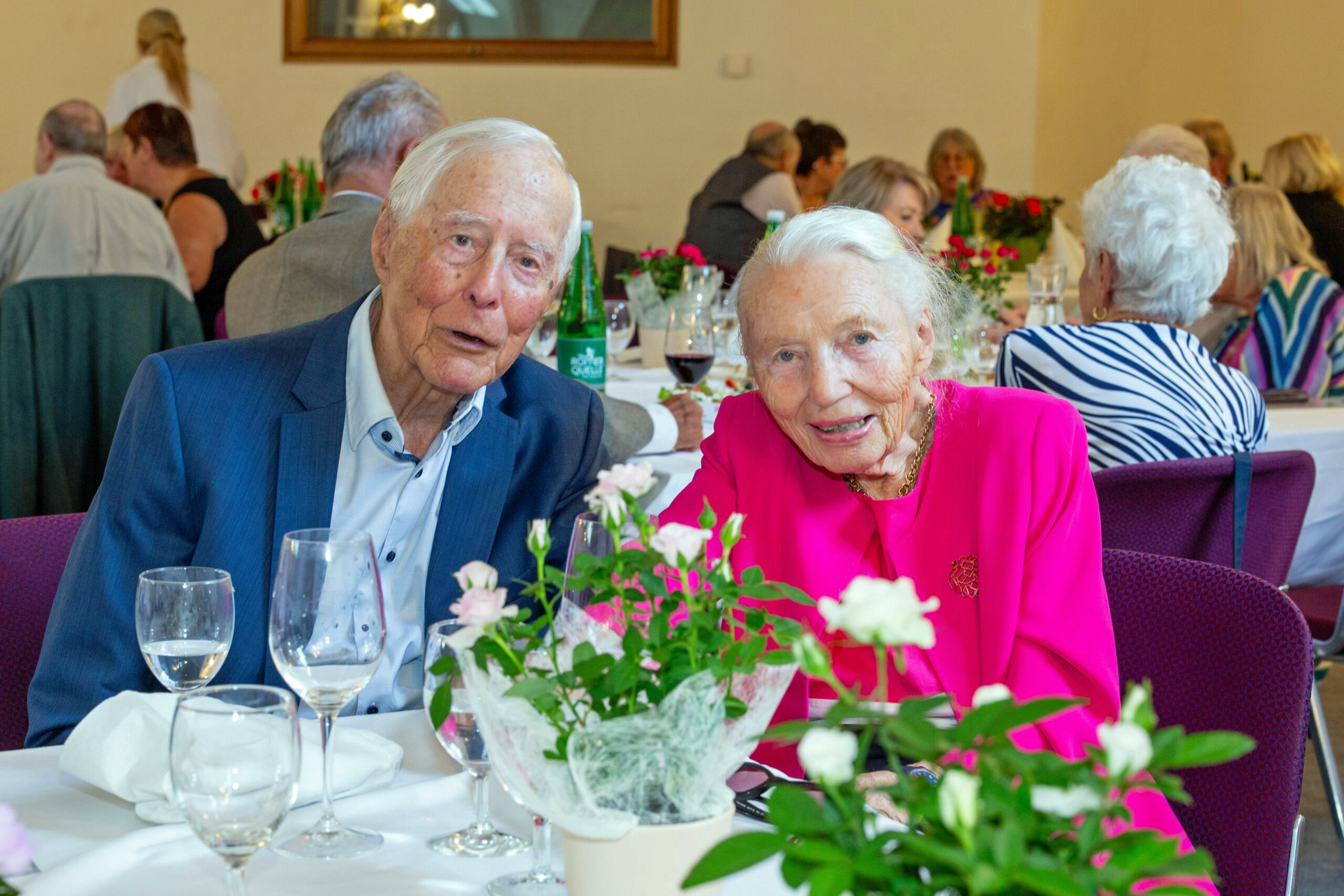 50, 60 sogar 70 Jahre verheiratet, das feiert die Stadt Innsbruck traditionell mit ihren Jubelpaaren. Zum Fest am 19. Juli im Ursulinensaal kamen 25 Paare, die im Sommer 1953, 1958, 1963 oder 1973 geheiratet haben. Der 18. Mai war 1963 ein besonders glückbringender Hochzeitstag, schließlich haben sich damals acht der Anwesenden das Ja-Wort gegeben. Für das leibliche Wohl war gesorgt, Blumenschmuck und Musik kreierten eine festliche Stimmung. Die Möglichkeit miteinander anzustoßen, gemeinsam in Erinnerungen zu schwelgen und Geschichten auszutauschen war zweifellos der Höhepunkt. Ein kleiner Rosenstock zur Erinnerung an den gelungenen Nachmittag - auch ein Symbol für eine Jahrzehnte überdauernde Liebe, begleitete die Jubilarinnen und Jubilare nach der Feier nach Hause.