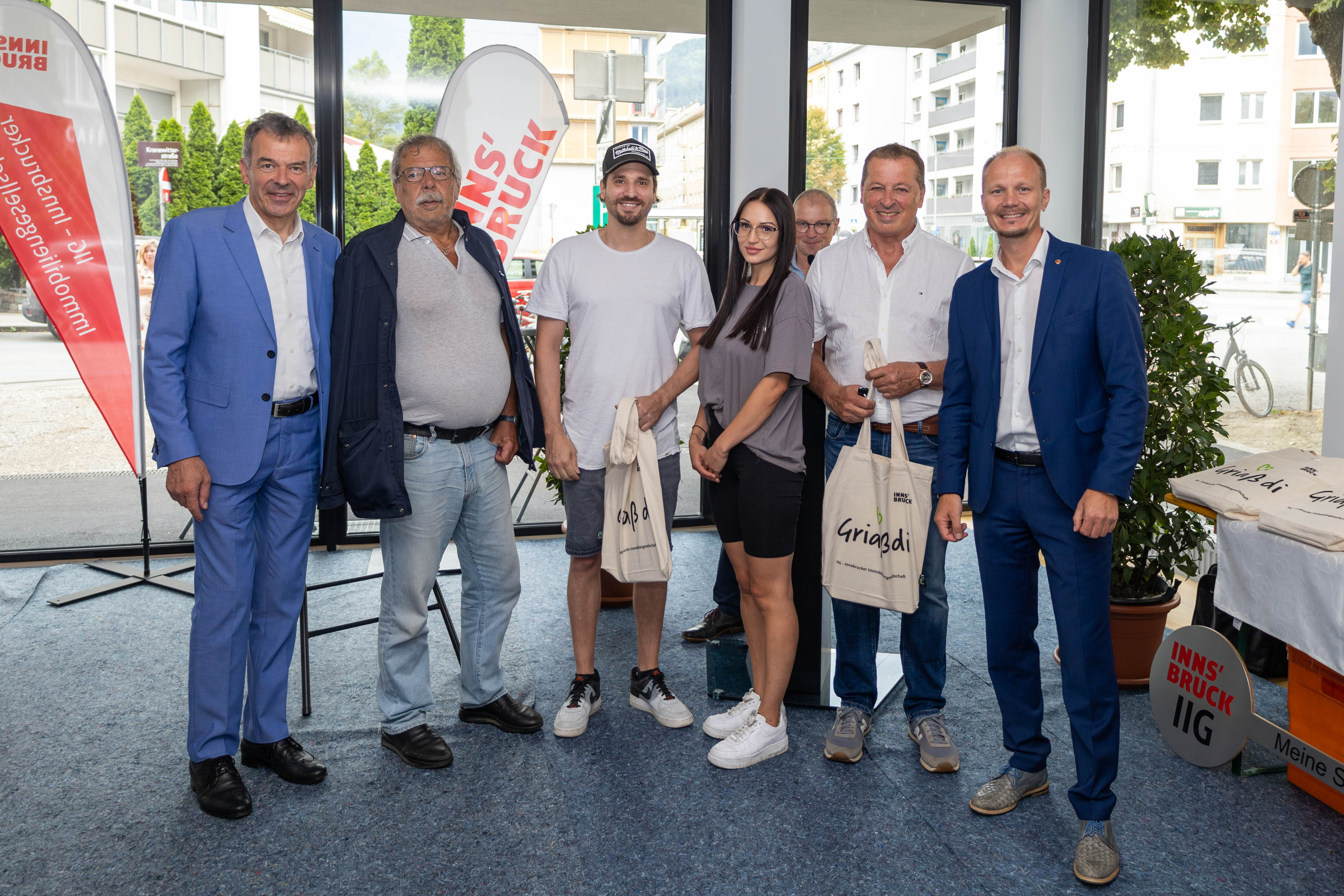 (v. l. n. r.): Bürgermeister Georg Willi, Bauausschuss-Mitglied GR Gerhard Fritz, ein junges Pärchen, GR Helmut Buchacher und Vizebürgermeister Johannes Anzengruber bei der offiziellen Schlüsselübergabe.