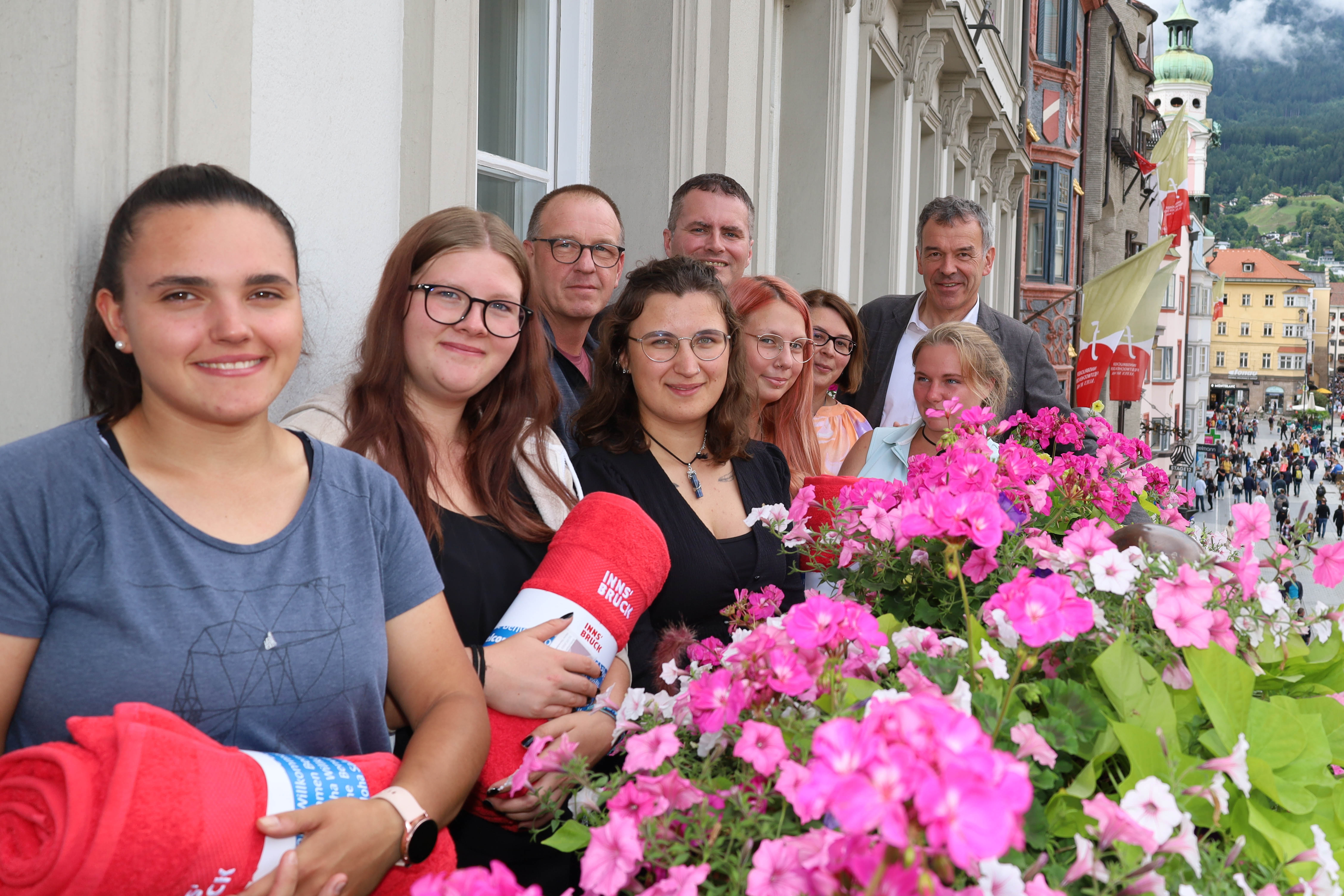 Die städtischen Lehrlinge Lina Brindlinger, Jasmin Mair, Romana Leitner, Isabella Horvat und Maria Eller (v.l.n.r.) sowie Raphael Prem (nicht am Foto) und Luca Gutensohn (nicht am Foto) haben das Berufsschuljahr mit ausgezeichnetem Erfolg oder gutem Erfolg abgeschlossen. Bürgermeister Georg Willi (r.) gratulierte gemeinsam mit der Lehrlingsbeauftragten Sabine Flossmann (3.v.r.), Personalamtsleiter Wolfgang Hödl (5.v.r.) und Robert Mair (Grünanlagen, 3.v.l.) und überreichten den Lehrlingen ein rotes Handtuch sowie einen 20 Euro Eis-Gutschein als kleines Dankeschön.