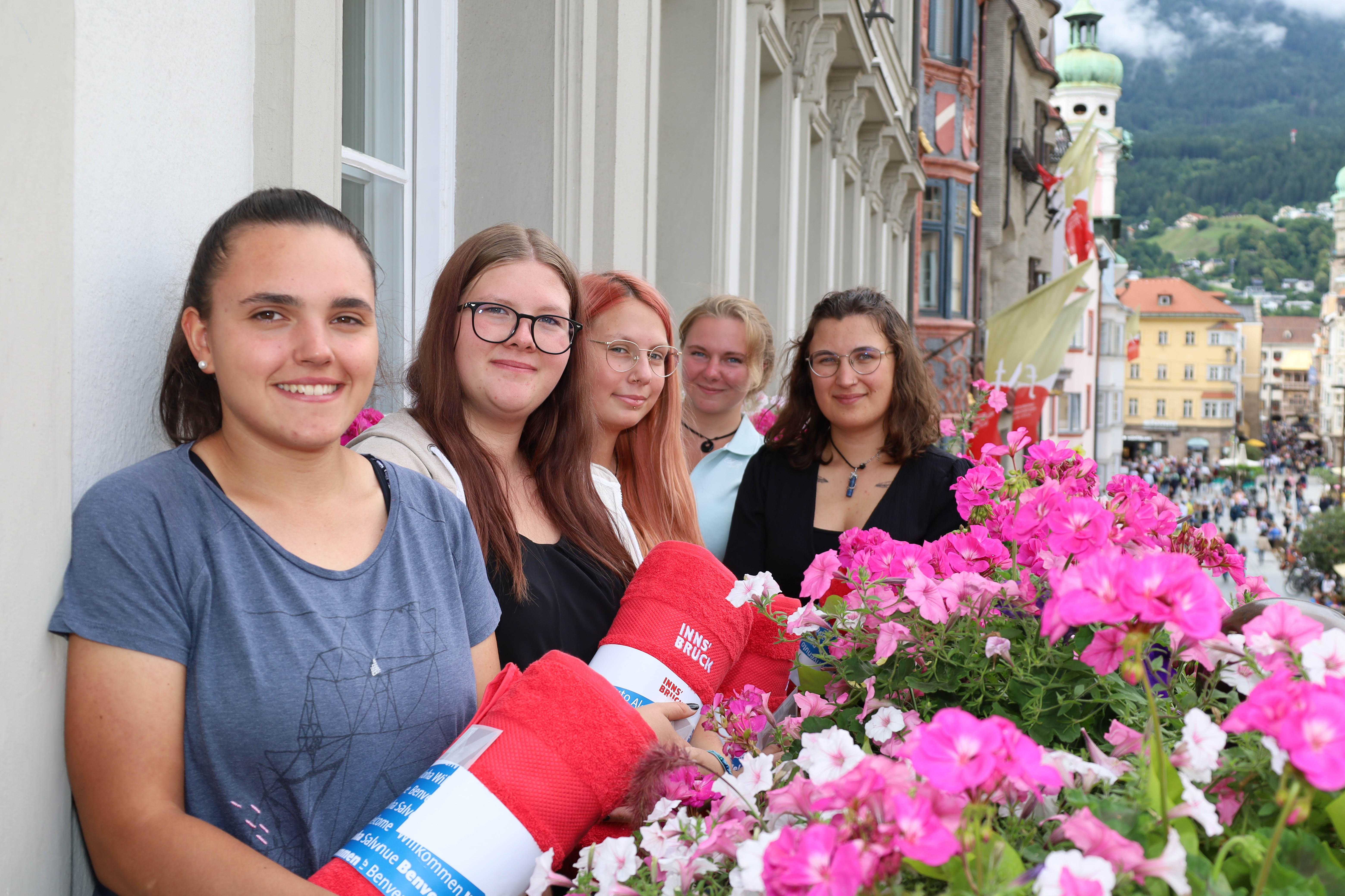 Die städtischen Lehrlinge Lina Brindlinger, Jasmin Mair, Romana Leitner, Isabella Horvat und Maria Eller (v.l.n.r.) sowie Raphael Prem (nicht am Foto) und Luca Gutensohn (nicht am Foto) haben das Berufsschuljahr mit ausgezeichnetem Erfolg oder gutem Erfolg abgeschlossen. Bürgermeister Georg Willi (r.) gratulierte gemeinsam mit der Lehrlingsbeauftragten Sabine Flossmann (3.v.r.), Personalamtsleiter Wolfgang Hödl (5.v.r.) und Robert Mair (Grünanlagen, 3.v.l.) und überreichten den Lehrlingen ein rotes Handtuch sowie einen 20 Euro Eis-Gutschein als kleines Dankeschön.