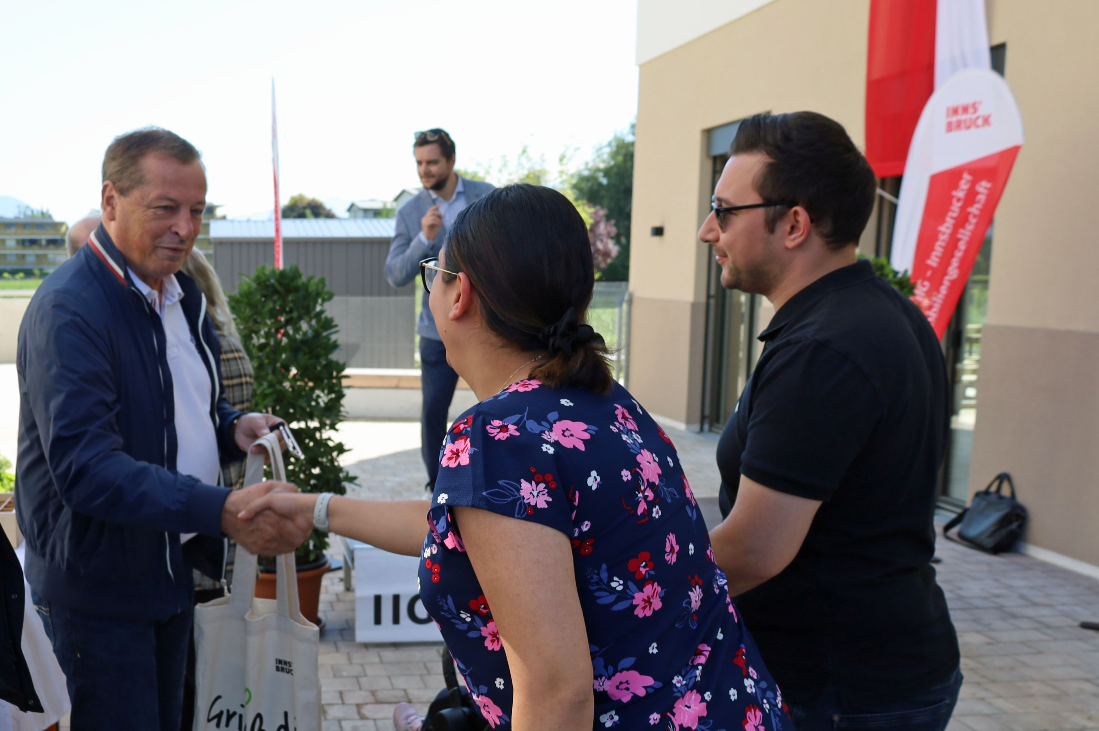 Gemeinderat Helmut Buchacher bei der Schlüsselübergabe.