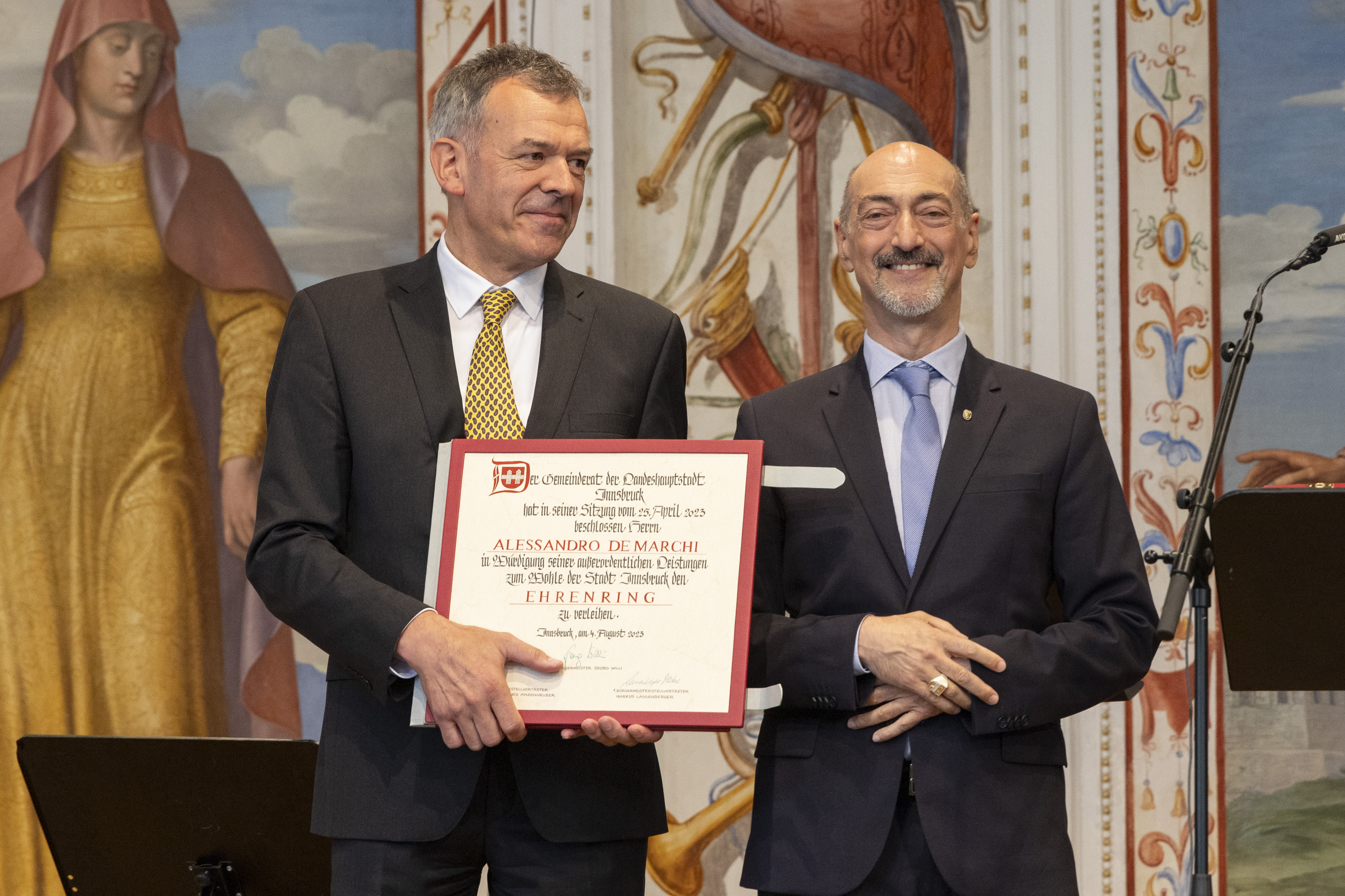 Alessandro de Marchi nahm den Ehrenring der Stadt Innsbruck von Bürgermeister Georg Willi entgegen.