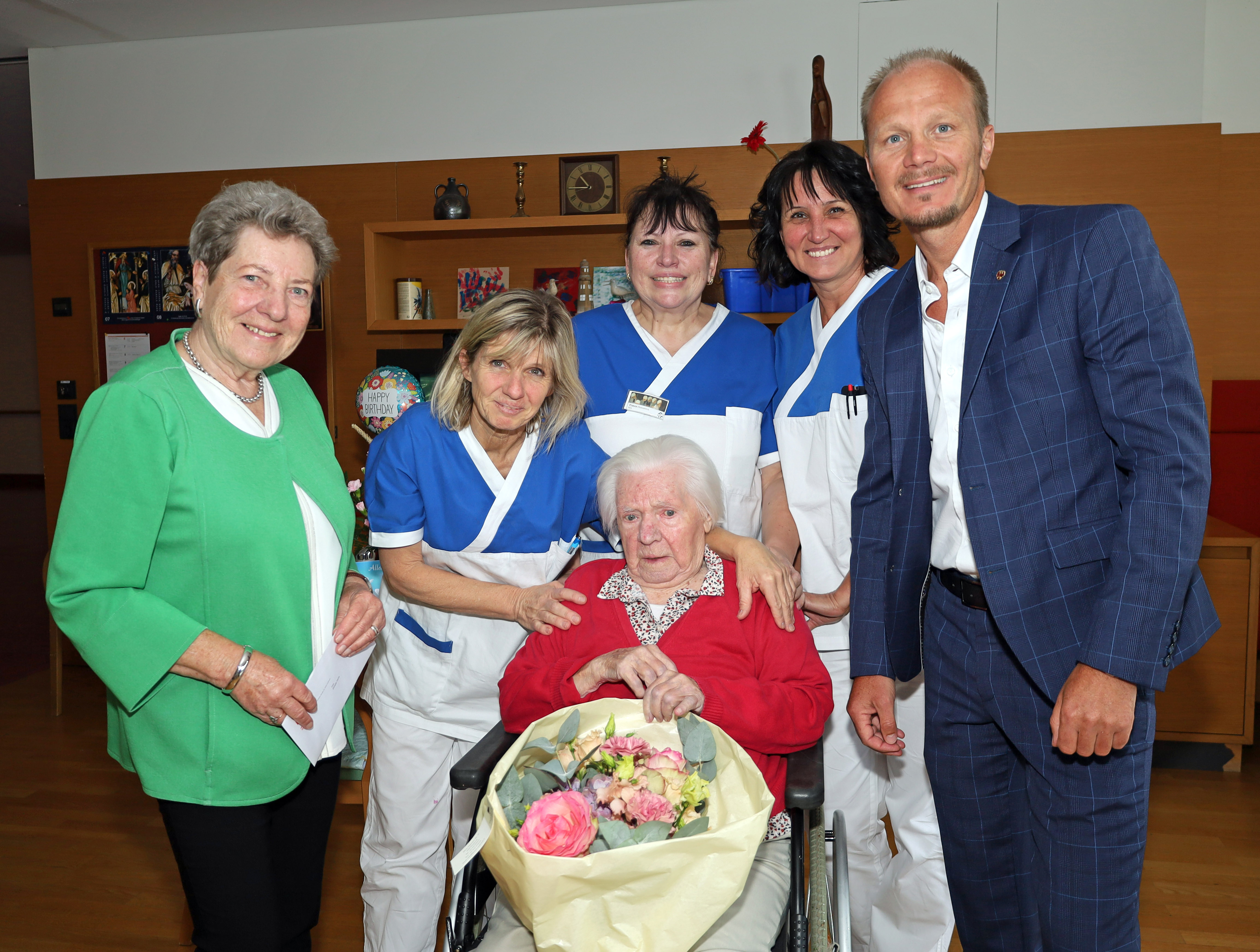 Innsbrucks Vizebürgermeister Johannes Anzengruber (r.) gratuliert Elfriede Herza (m.) gemeinsam mit ihrer Tochter (l.) und ihren Pflegerinnen zum 102. Geburtstag im Pflegeheim St. Vinzenz.
