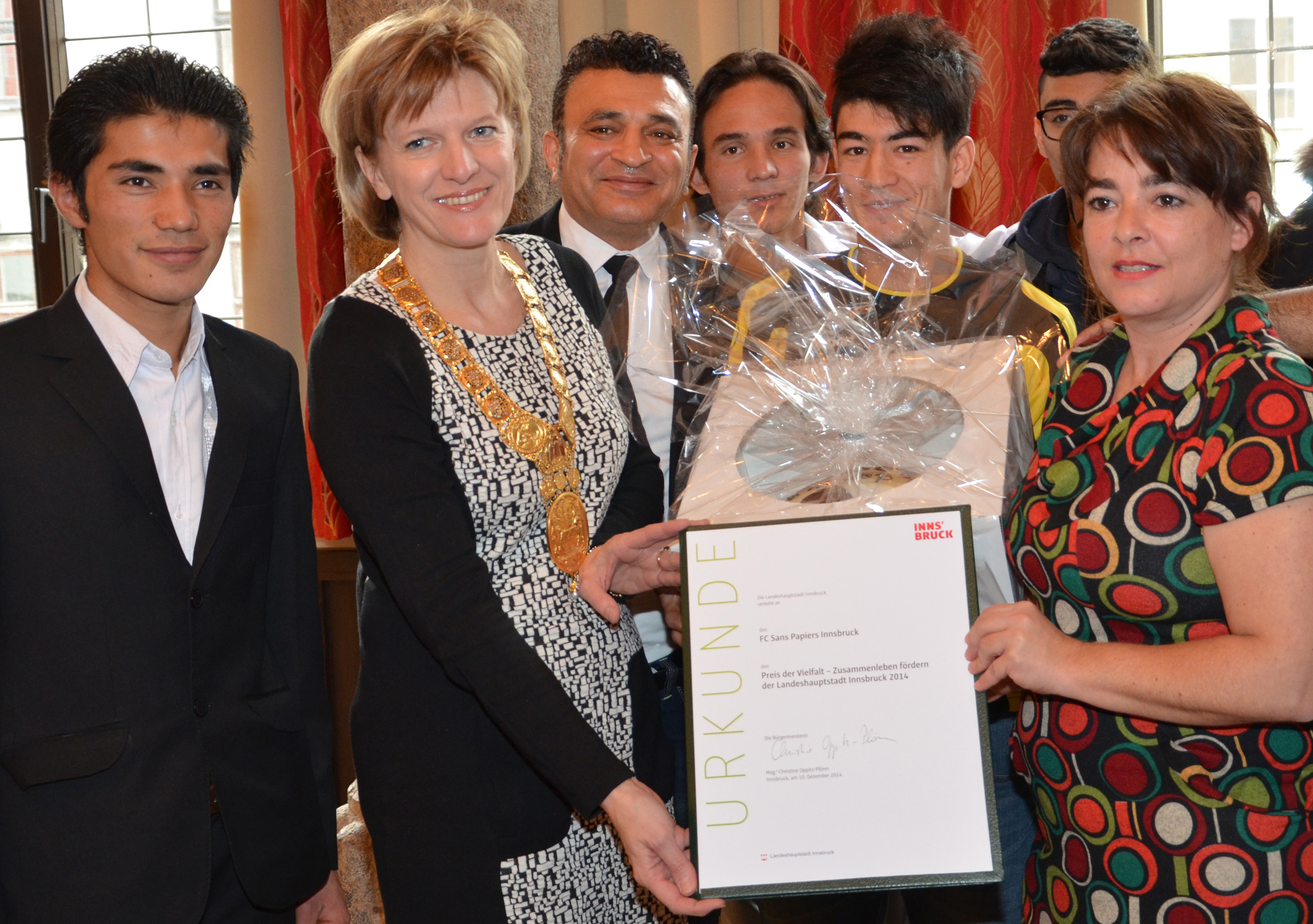 Bürgermeisterin Christine Oppitz-Plörer und Gemeinderätin Angela Eberl mit den diesjährigen Preisträgern des FC Sans Papier Innsbruck.