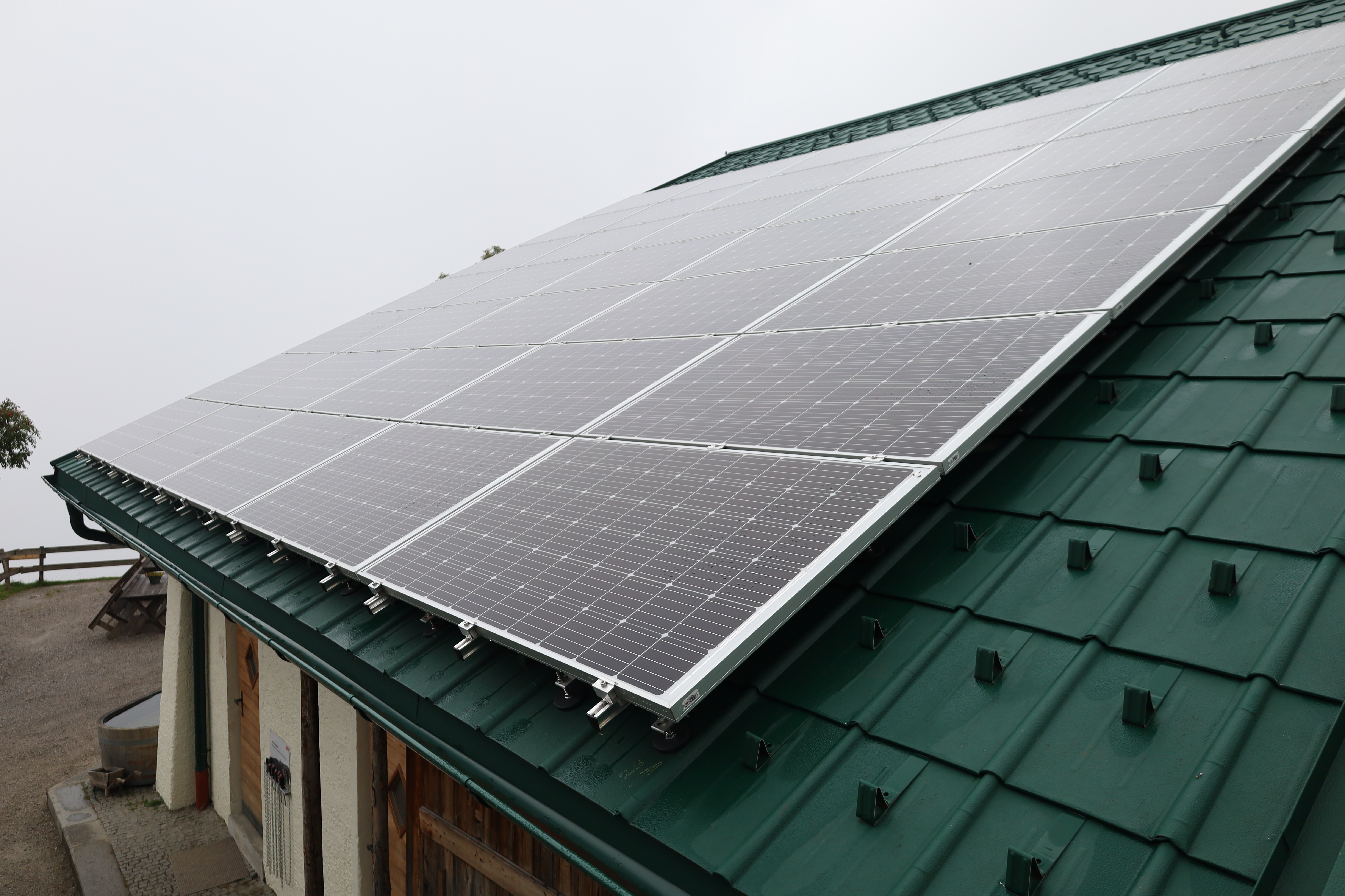 Auf dem Dach des Stallgebäudes sorgt nun eine PV-Anlage für Unabhängigkeit von fossilen Brennstoffen.