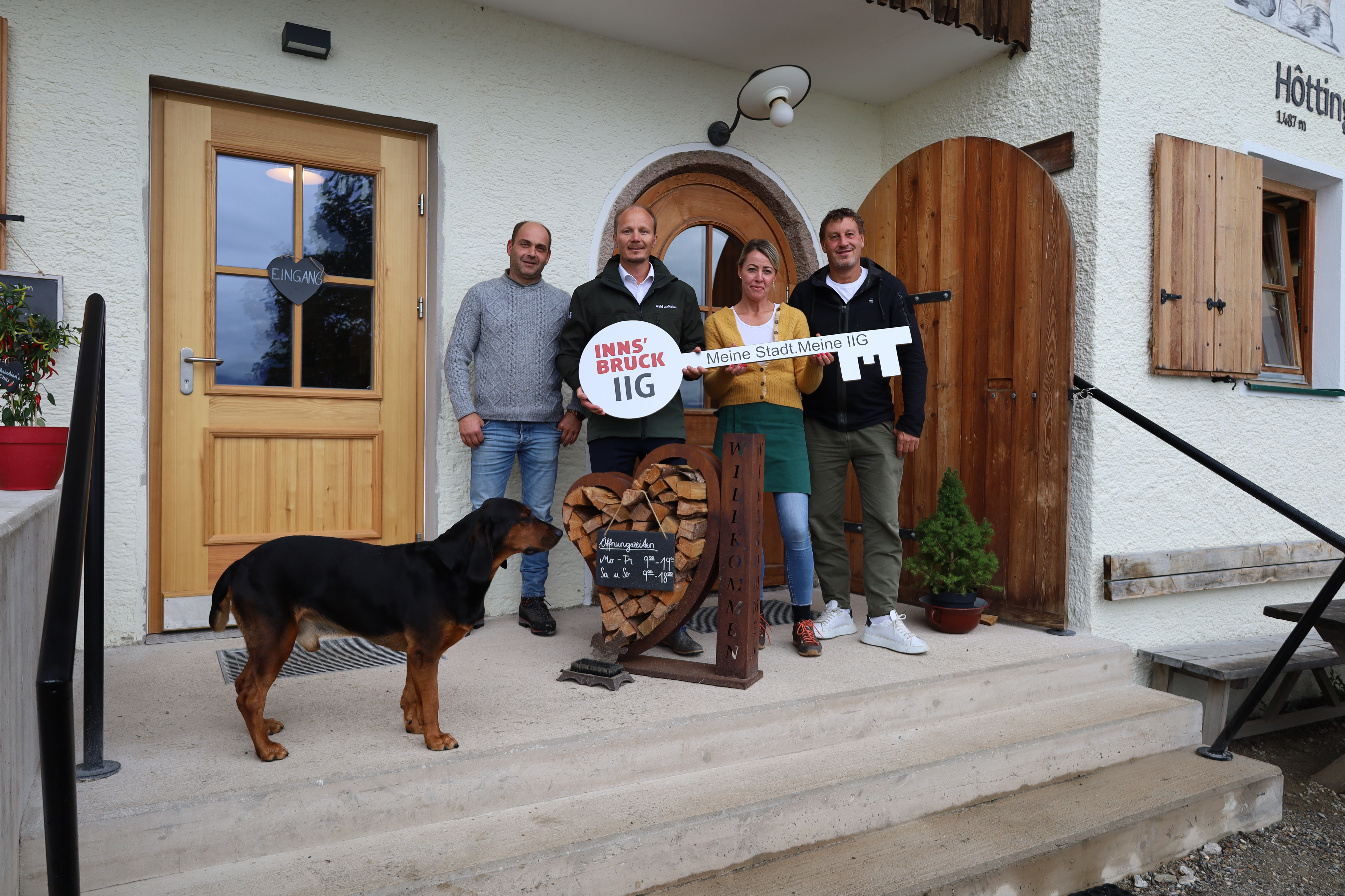 Das beliebte Ausflugs- und Wanderziel Höttinger Alm ist ab 15. August wieder täglich geöffnet. Im Bild: Das Pächterehepaar Nadja und Franz Berchtold, Vizebürgermeister Johannes Anzengruber (2. v.l.) und Martin Kiechl (IIG, Bauleitung, re.) mit Hüttenhund Benno.