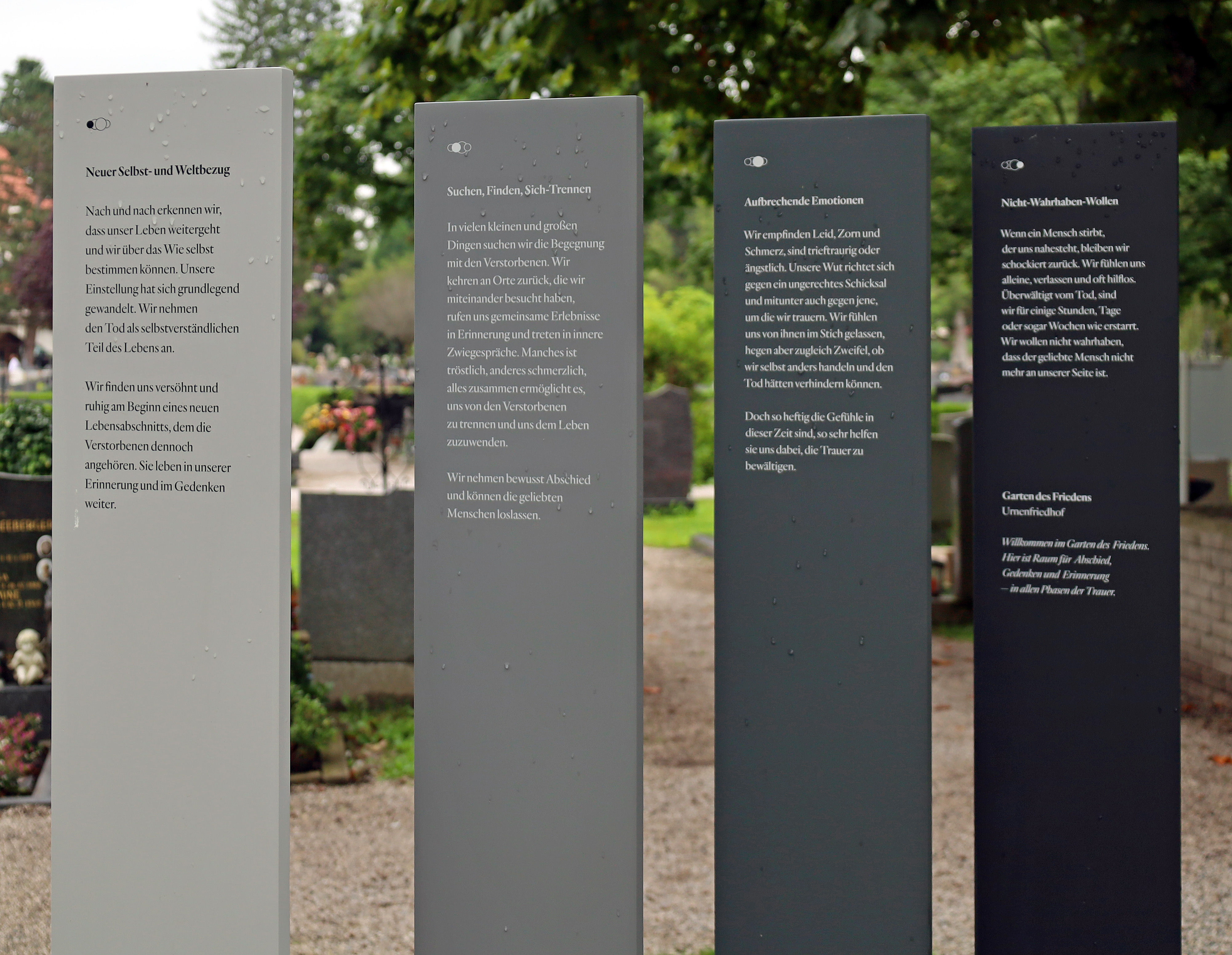 Die neue Wegeführung verläuft durch vier Kreisräume, die den Prozess der Trauer darstellen. Die liegende Acht symbolisiert die Unendlichkeit.