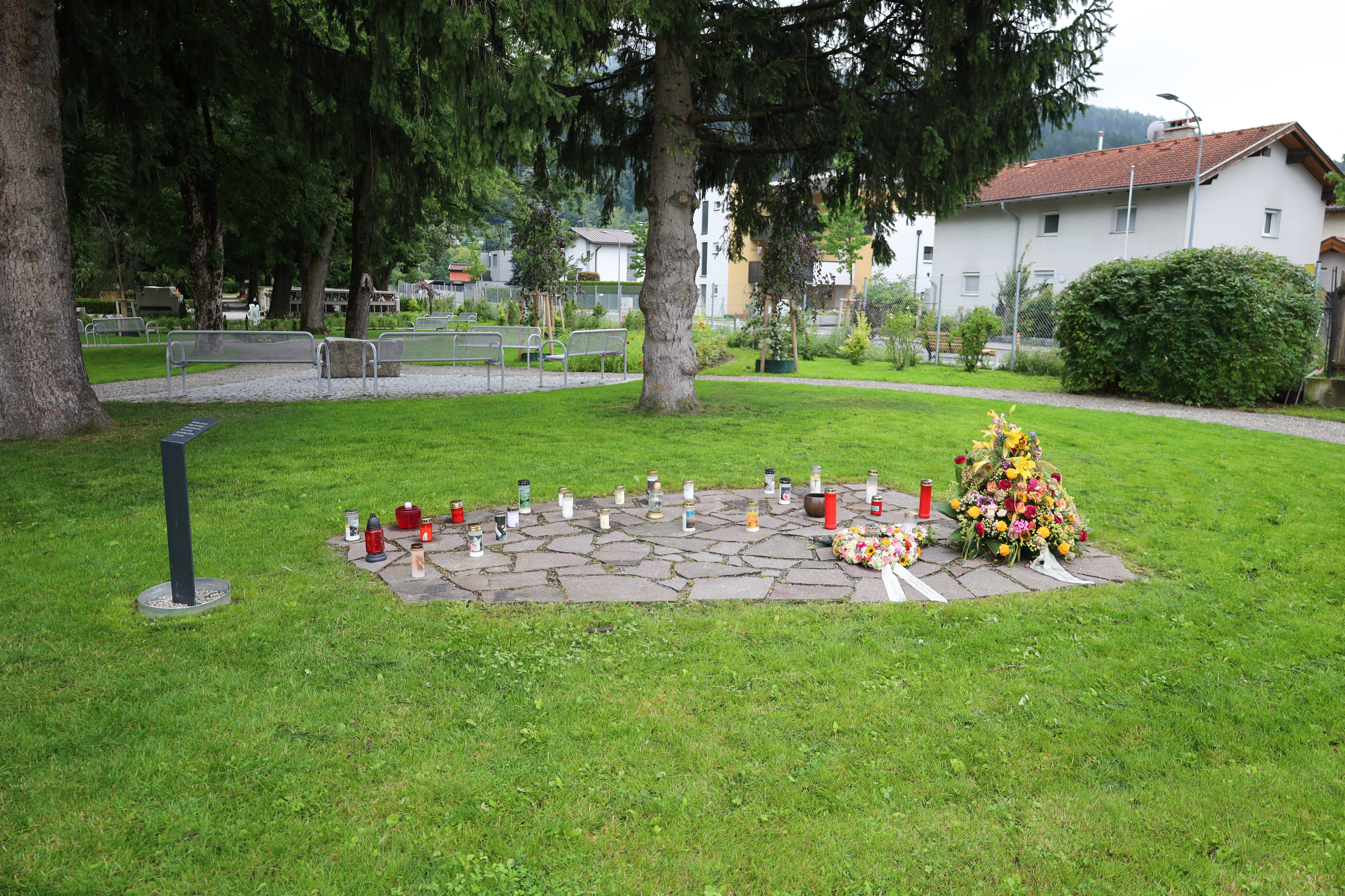 Im kühlen Schatten laden Sitzbänke zum stillen Gedenken ein.
