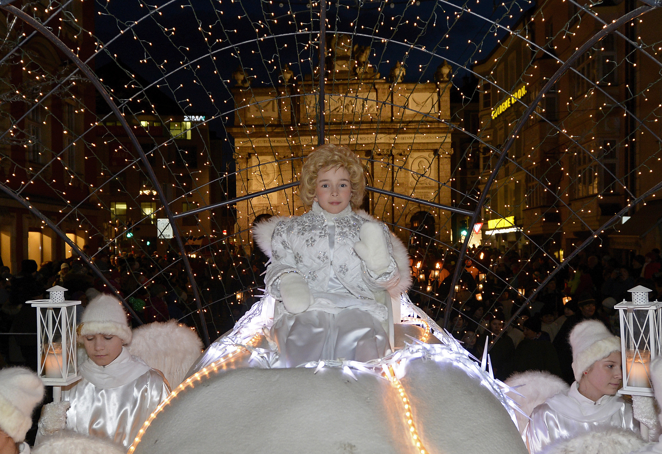 Spätestens dann, wenn das Christkind durch Innsbrucks Straßen zieht, wird es ernst: Weihnachten ist nicht mehr weit.