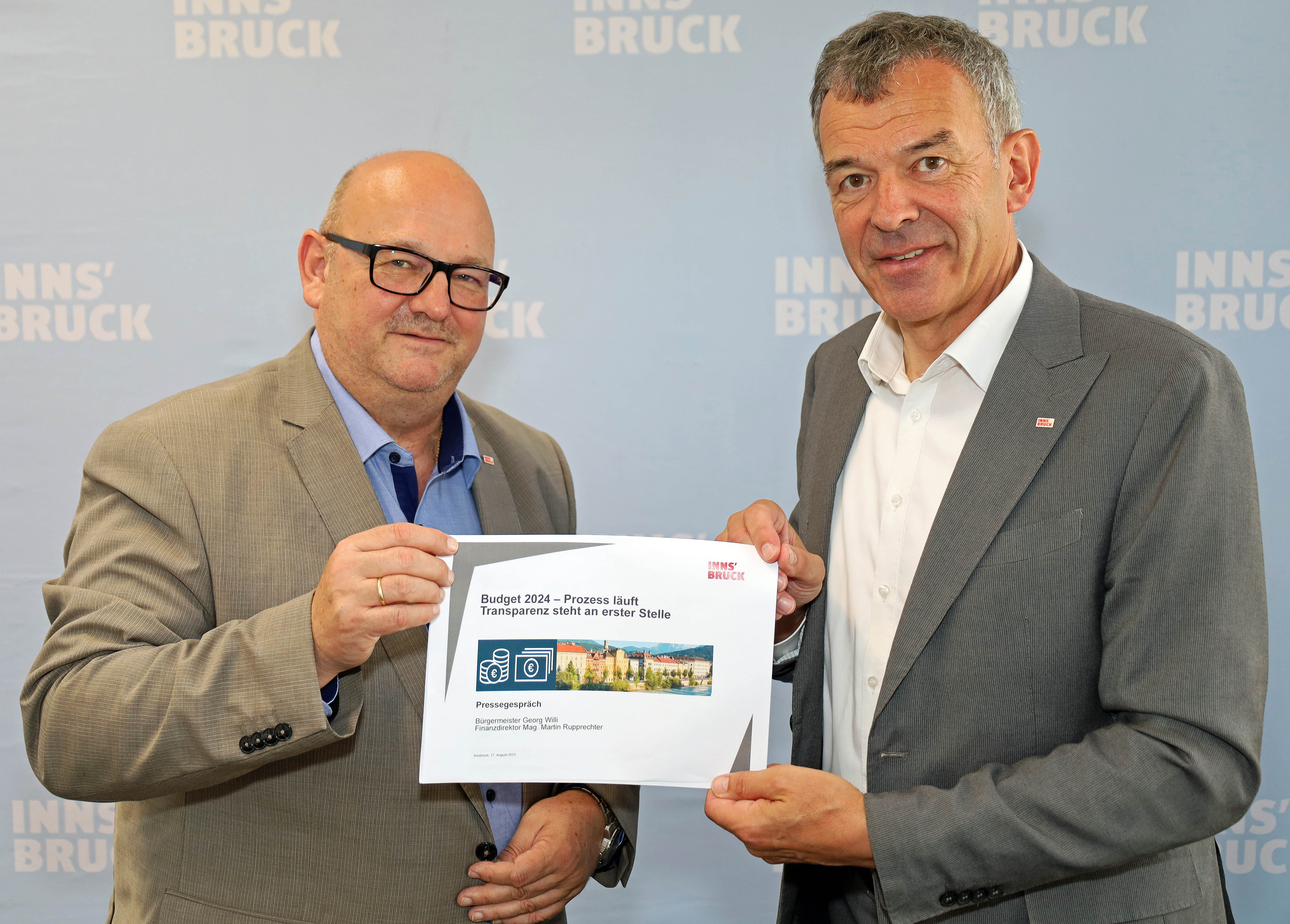 Bürgermeister Georg Willi (l.) und Finanzdirektor Martin Rupprechter (r.) geben einen Einblick in die Budgeterstellung der Stadt Innsbruck für das Jahr 2024.