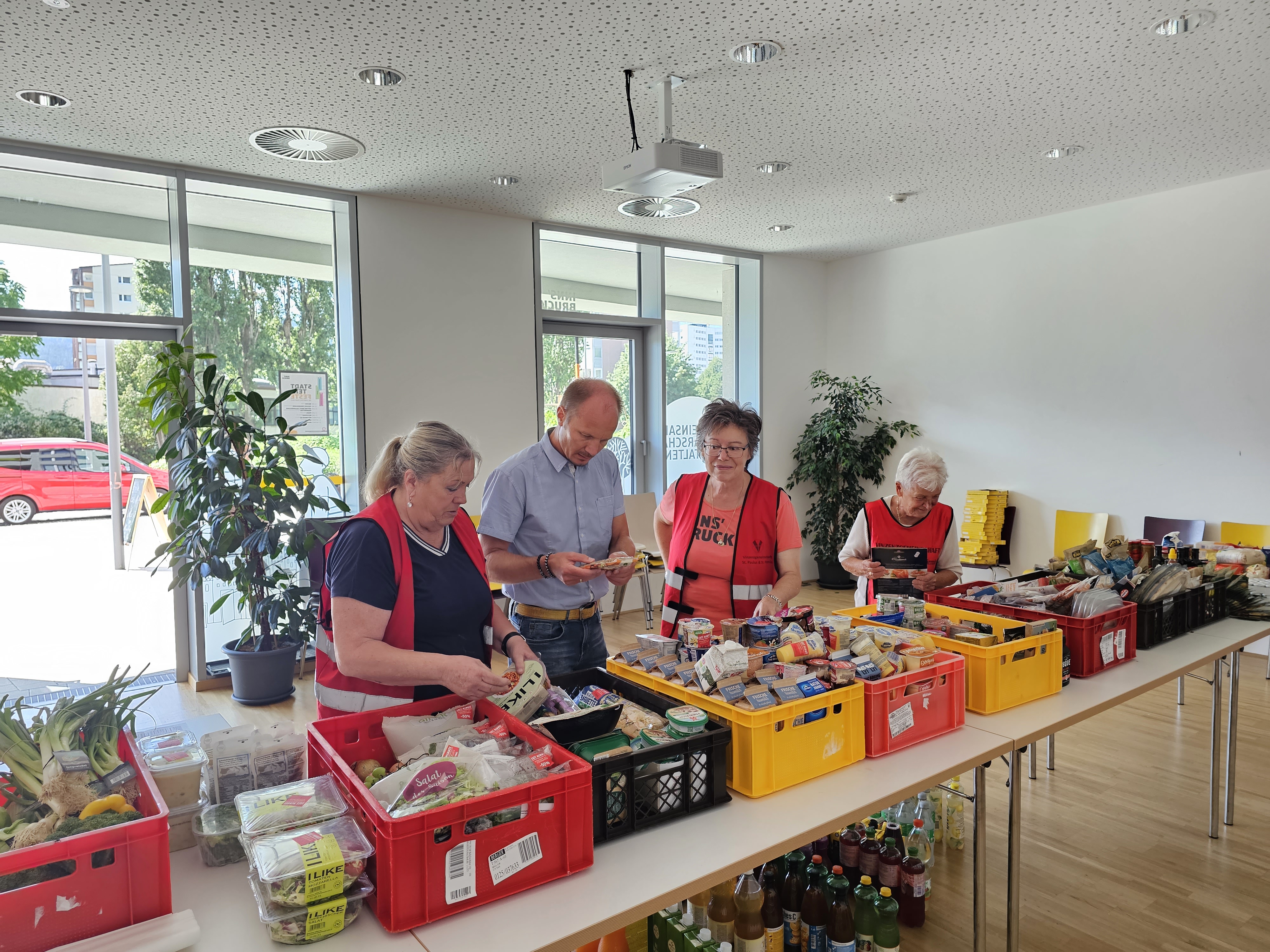 Am Mittwoch, den 16. August, hat Vizebürgermeister Johannes Anzengruber die Vinzenzgemeinschaft St. Pirmin & St. Paulus in der Reichenau besucht und sich bei den MitarbeiterInnen für ihre wichtige ehrenamtliche Arbeit bedankt. Das VINZI-Team rund um Obfrau Renate Deinhofer (l.) verteilt Lebensmittel an arme und bedürftige Menschen, die im Vorfeld von Freiwilligen in den lokalen Geschäften und bei ErzeugerInnen abgeholt werden. Ausgabetermin ist immer mittwochs von 11.30 bis 12.30 Uhr in den Räumlichkeiten des ISD-Stadtteiltreffs Reichenau. Für diese sinnstiftenden Tätigkeiten werden noch weitere ehrenamtliche UnterstützerInnen gesucht. Bei Interesse melden Sie sich bitte bei Obfrau Renate Deinhofer unter 0676 474 3415 oder renate.deinhofer@gmx.at.