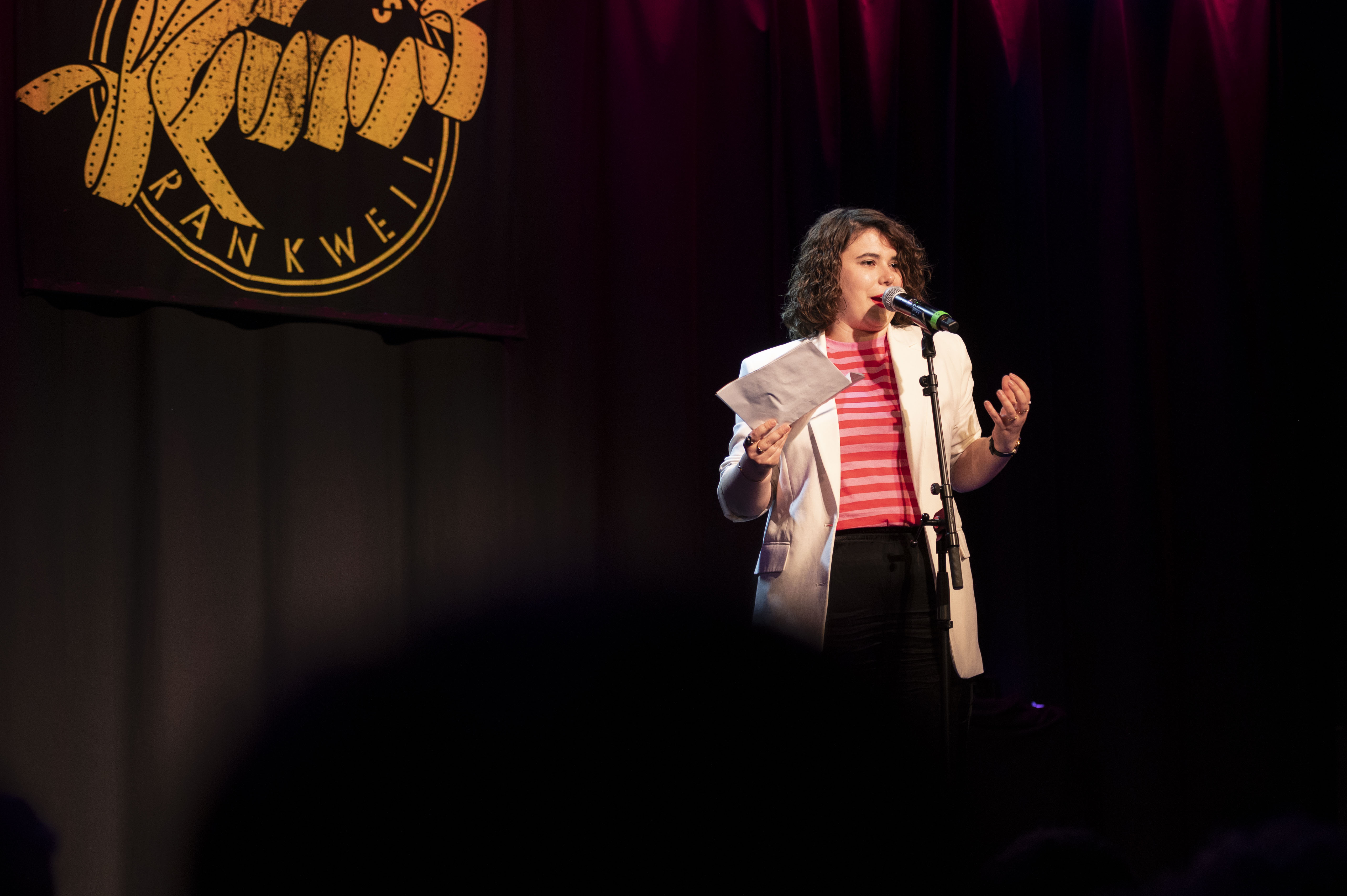 Der Poetry-Slam-Förderpreis geht 2023 an Anna Maria Mühlbacher – die Bacher.