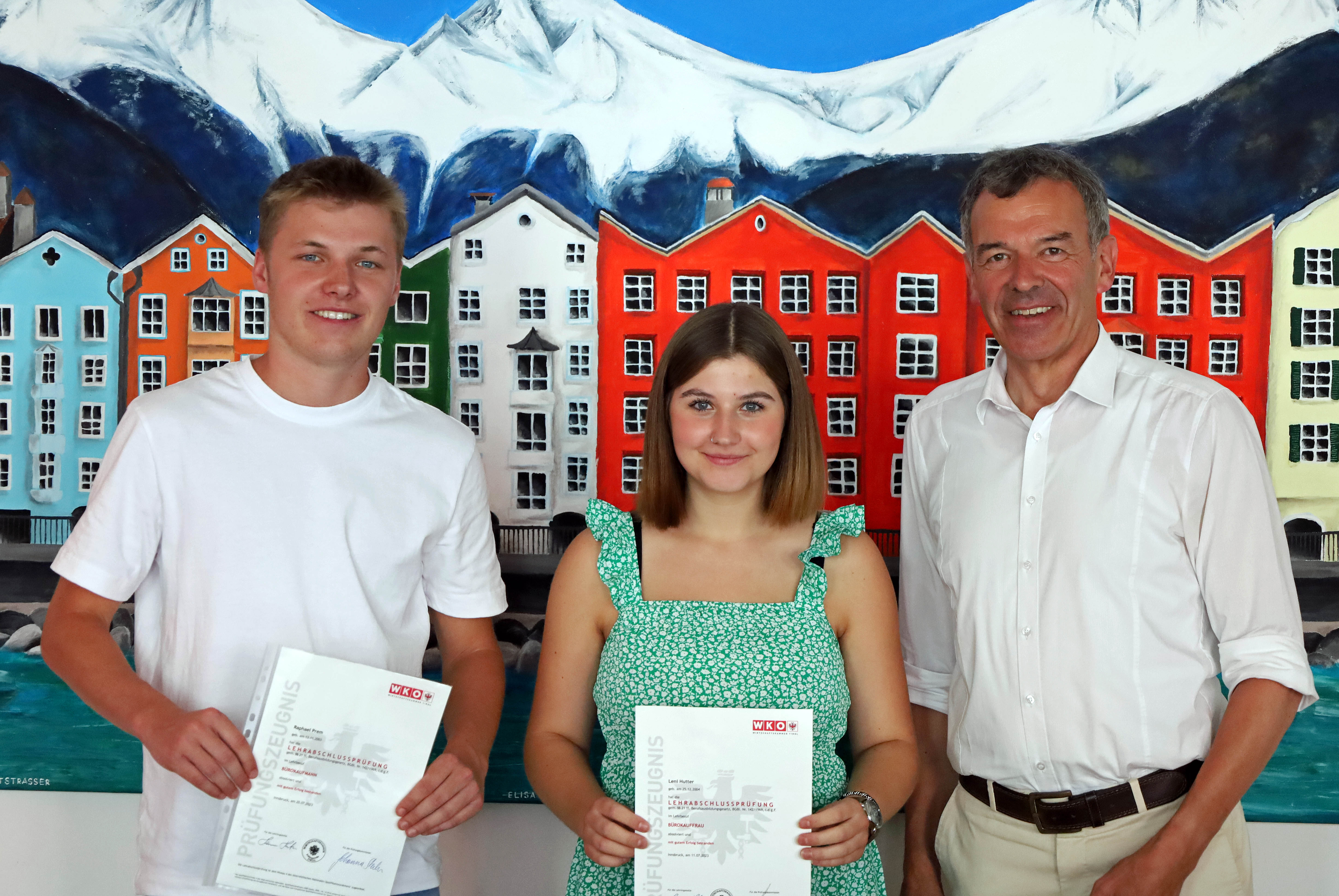 Die städtischen Lehrlinge Leni Hutter (2.v.r.) und Raphael Prem (2.v.l.) haben den Lehrabschluss zur Bürokauffrau bzw. zum Bürokaufmann mit gutem Erfolg abgeschlossen. Bürgermeister Georg Willi (3.v.l.) gratulierte gemeinsam mit der Lehrlingsbeauftragten Sabine Floßmann (4.v.r.), Personalamtsleiter Wolfgang Hödl (3.v.r.),  Andreas Wörgetter (BFI Innsbruck, l.) und Brigitte Cabrini (Bezirks- und Gemeindeverwaltung, r.) und überreichten den Lehrlingen ihre Urkunden.