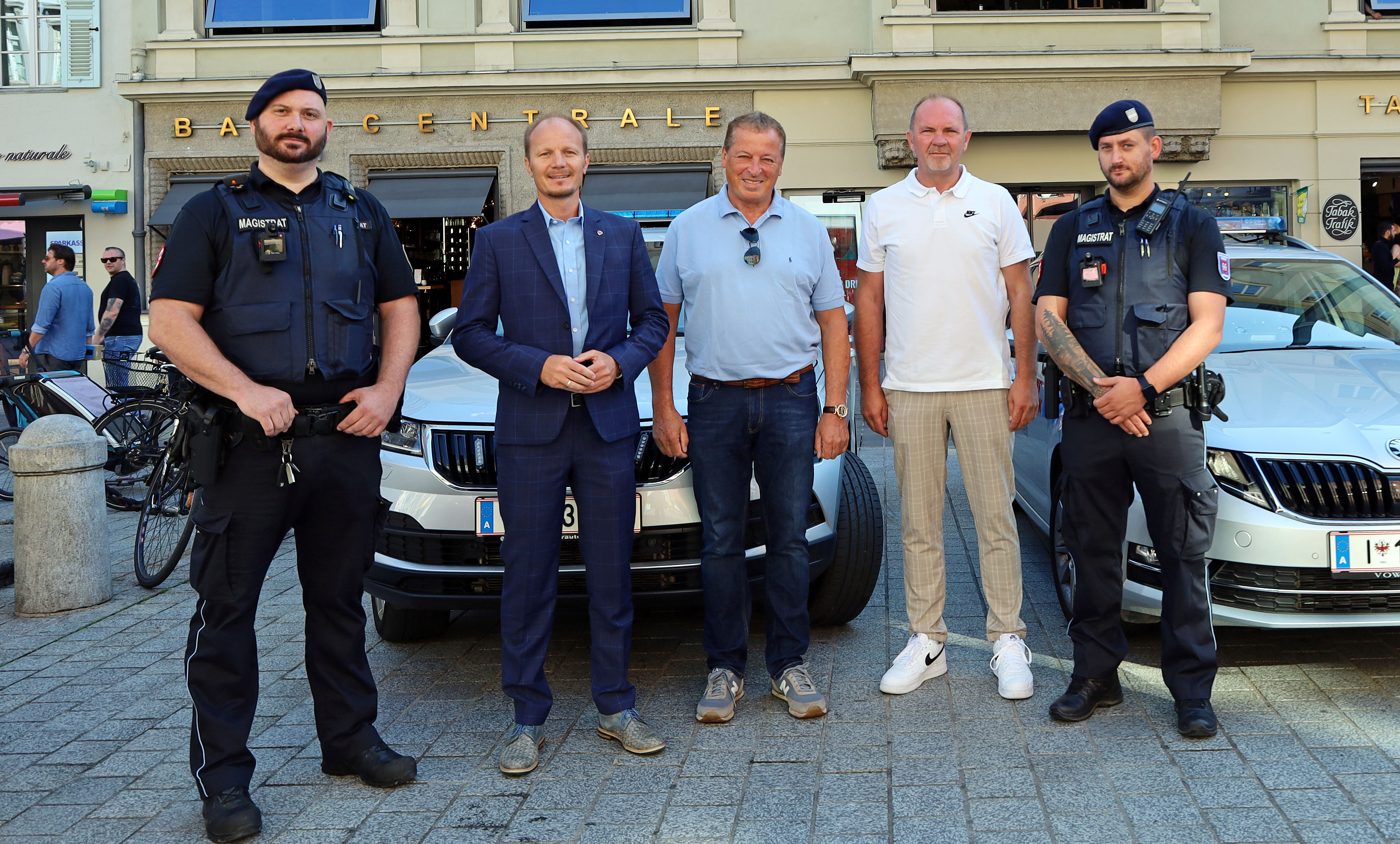 Vizebürgermeister Johannes Anzengruber (2.v.l), Gemeinderat Helmut Buchacher (m.) und Referent Thomas Koland (2.v.r.) freuen sich mit der MÜG über die neuen Bodycams.
