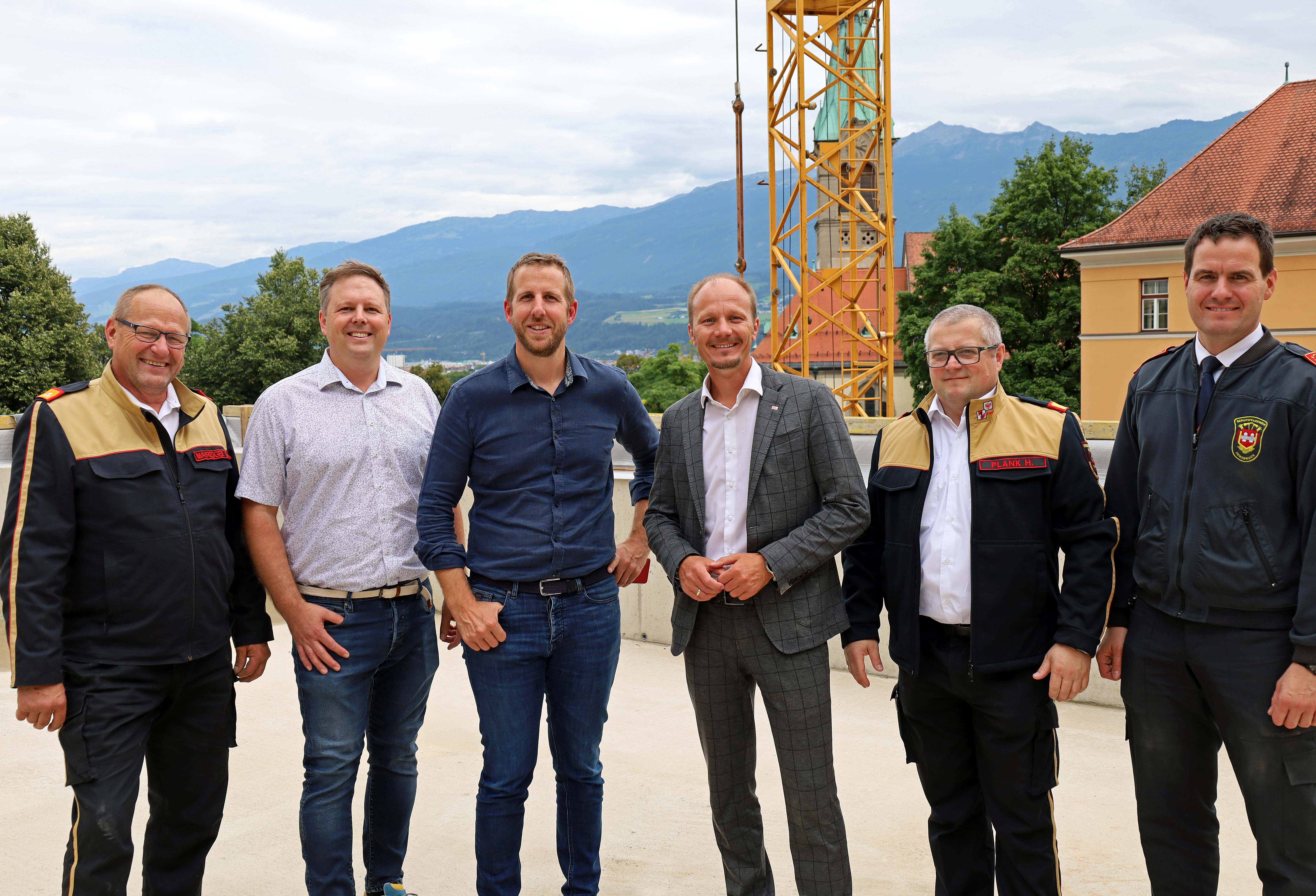 Vizebürgermeister Johannes Anzengruber (3.v.r.) mit Branddirektor Helmut Hager (r.), Bezirks-Feuerwehrkommandant Gerhard Mayregger (l.), Bezirks-Feuerwehrkommandant-Stv. Helmut Plank (2.v.r.), Gerhard Michalek (FF Hötting, 2.v.l.) und Alois Muglach (Kommandant FF Hötting, 3.v.l.) machten sich ein Bild von den Arbeiten zur neuen Fahrzeughalle der FF Hötting.
