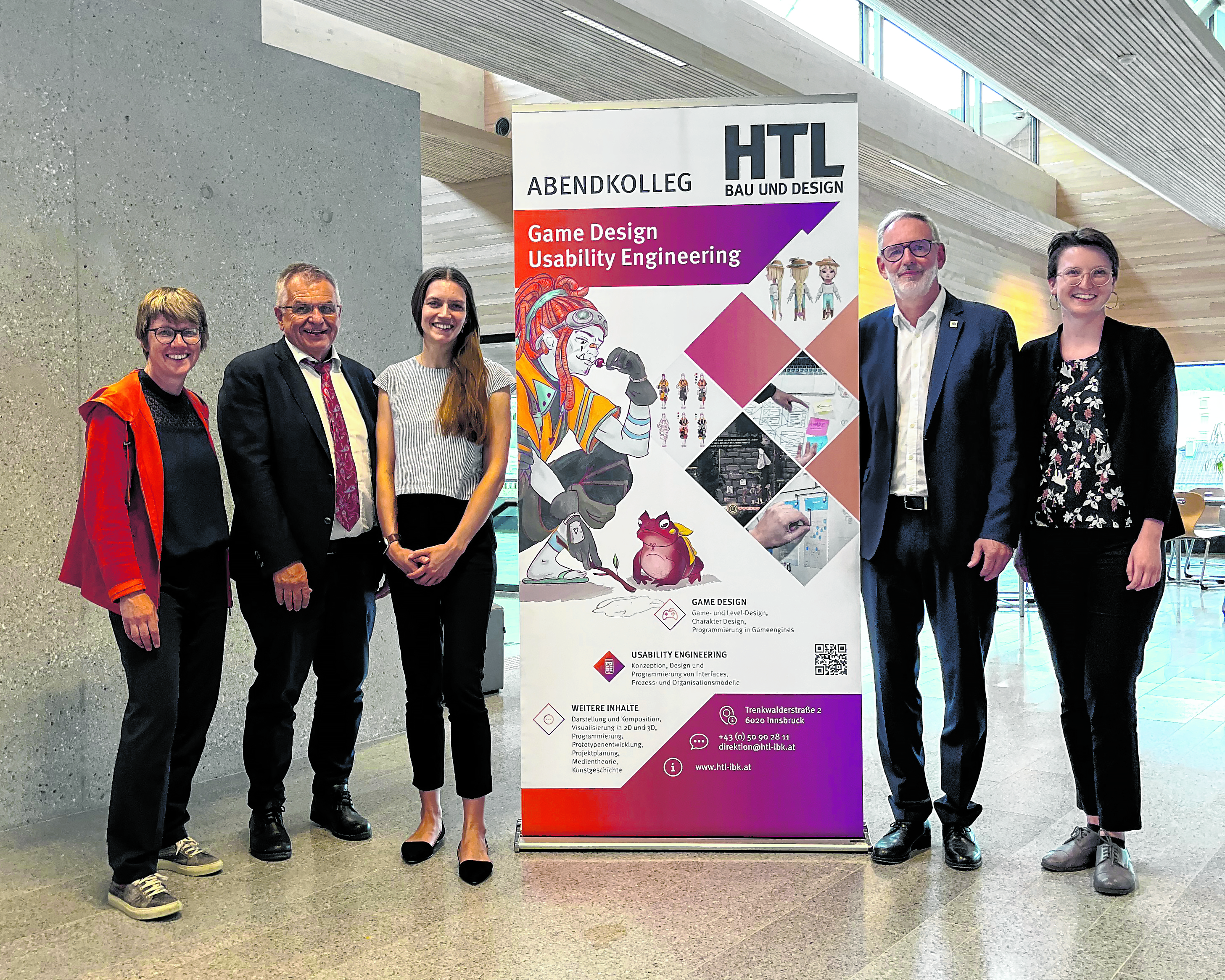 Die Verantwortlichen der HTL Bau und Design, Direktor Christian Eberl (2. v. l.), Abteilungsvorstand Günther Eberharter (2. v. r.) und Studiengangsleiterin Martina Messner (l.), freuen sich mit Gina Vedova (3. v. l.) vom kreativland.tirol und GRin Theresa Ringler (r.) über den bevorstehenden Start.