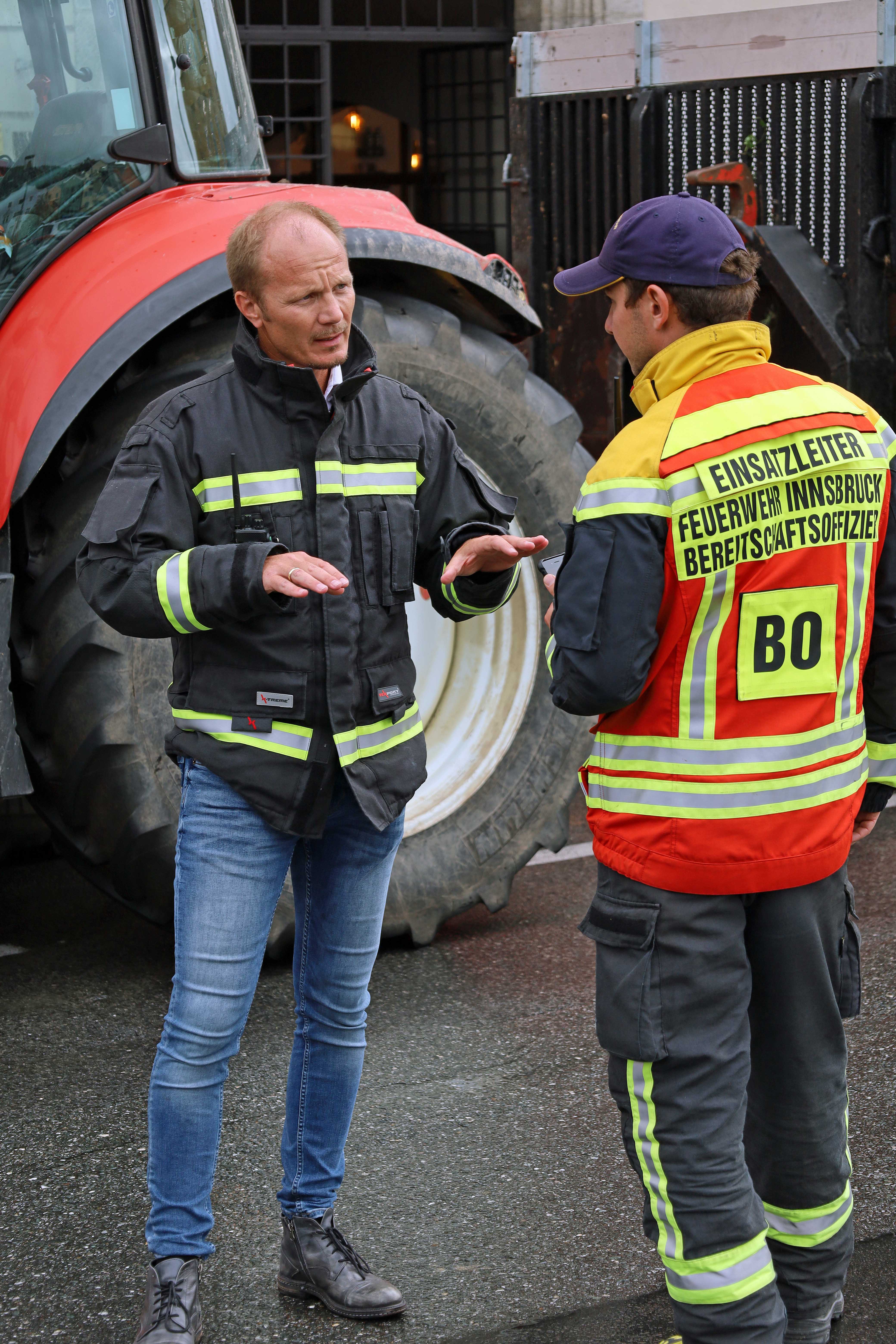 Vizebürgermeister Anzengruber im Austausch mit der Einsatzleitung.