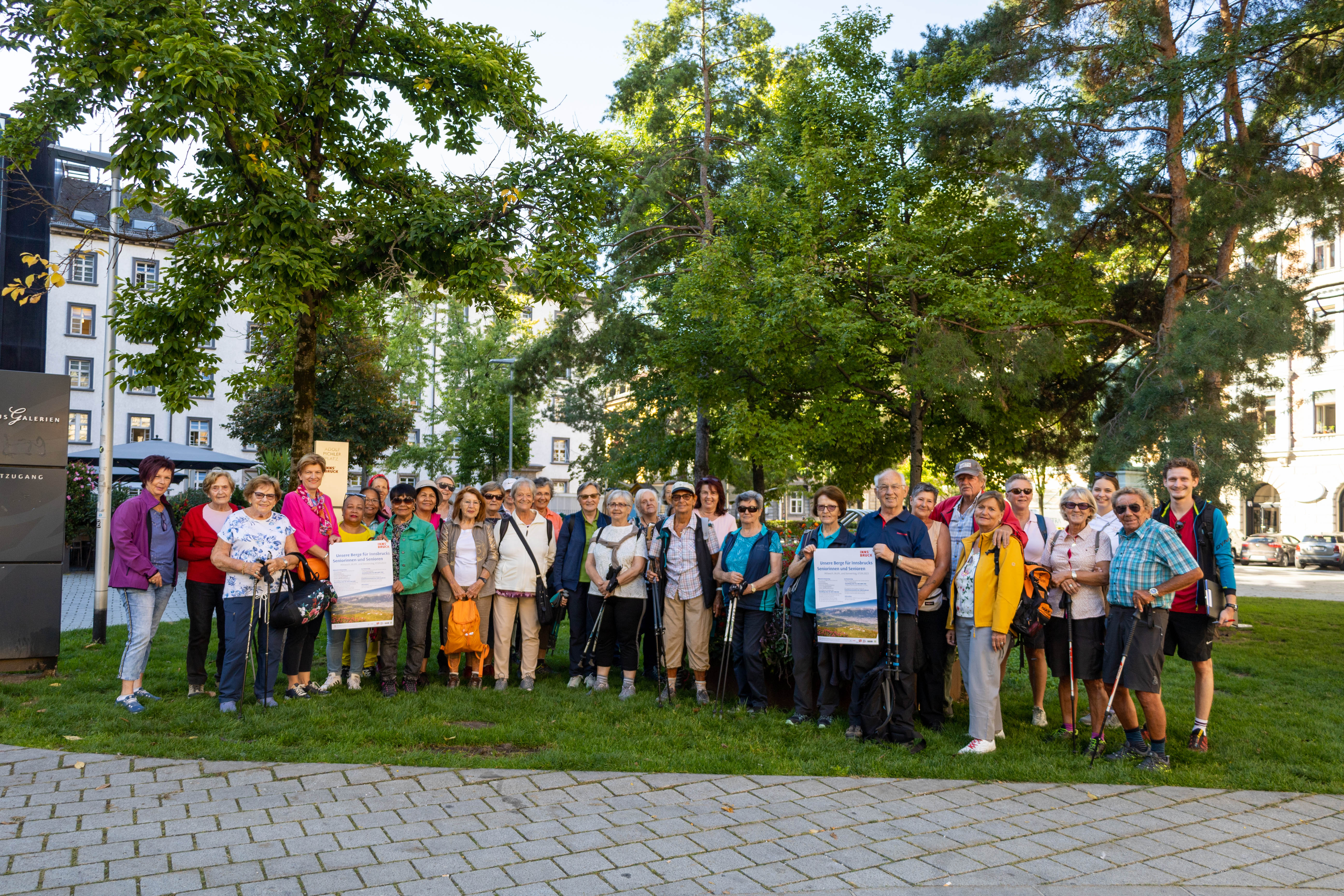 Stadträtin Christine Oppitz-Plörer (4. v. l.) verabschiedete gemeinsam mit Referatsleiterin Uschi Klee (l.) und Jakob Egger (r., Referat Frauen und Generationen) die SeniorInnen vor der Abfahrt zur Froneben Alm. © M. Freinhofer