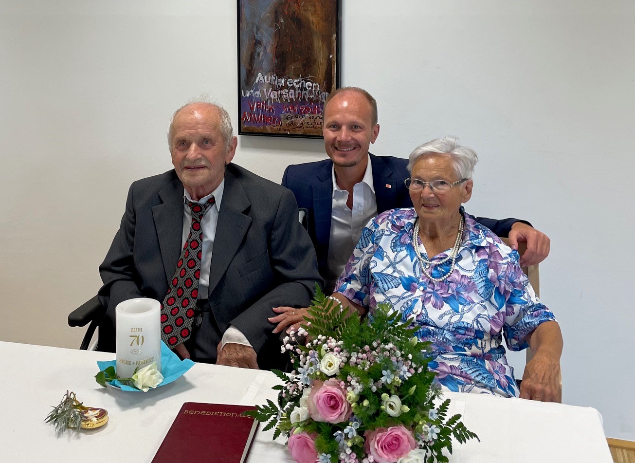 Vizebürgermeister Johannes Anzengruber gratuliert dem glücklichen Jubelpaar Robert und Hildegard Müßiggang zur Gnadenhochzeit.
