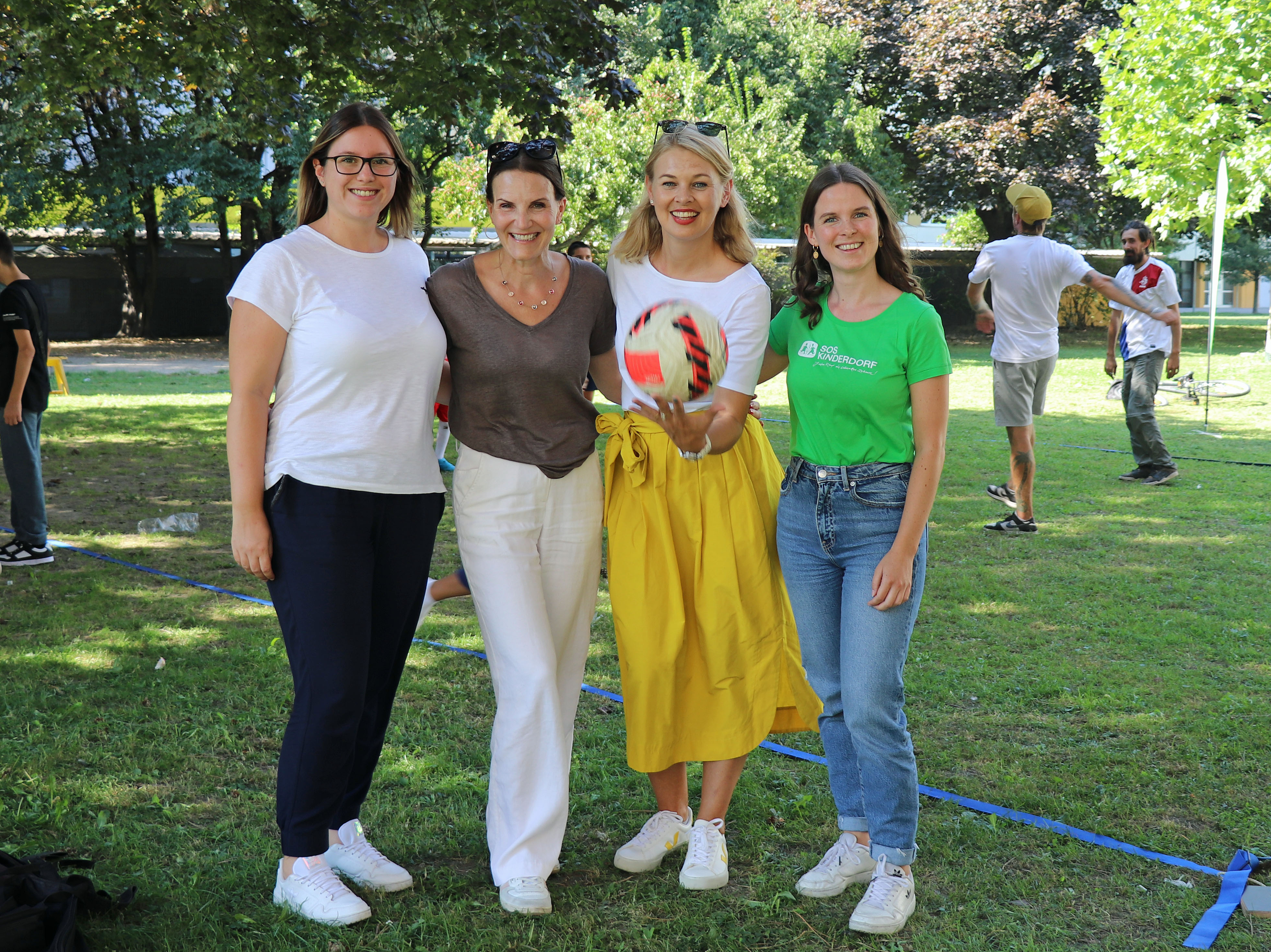 Sportstadträtin Elisabeth Mayr (2.v.r), SOS-Kinderdorf-Mitarbeiterin Isabel Riley (r.) Patricia Plhak (Stadtplanung, Mobilität und Integration, l.) und Sonja Pabst (Sportamt, 2.v.l.) freuen sich gemeinsam mit den Kindern über das Projekt.