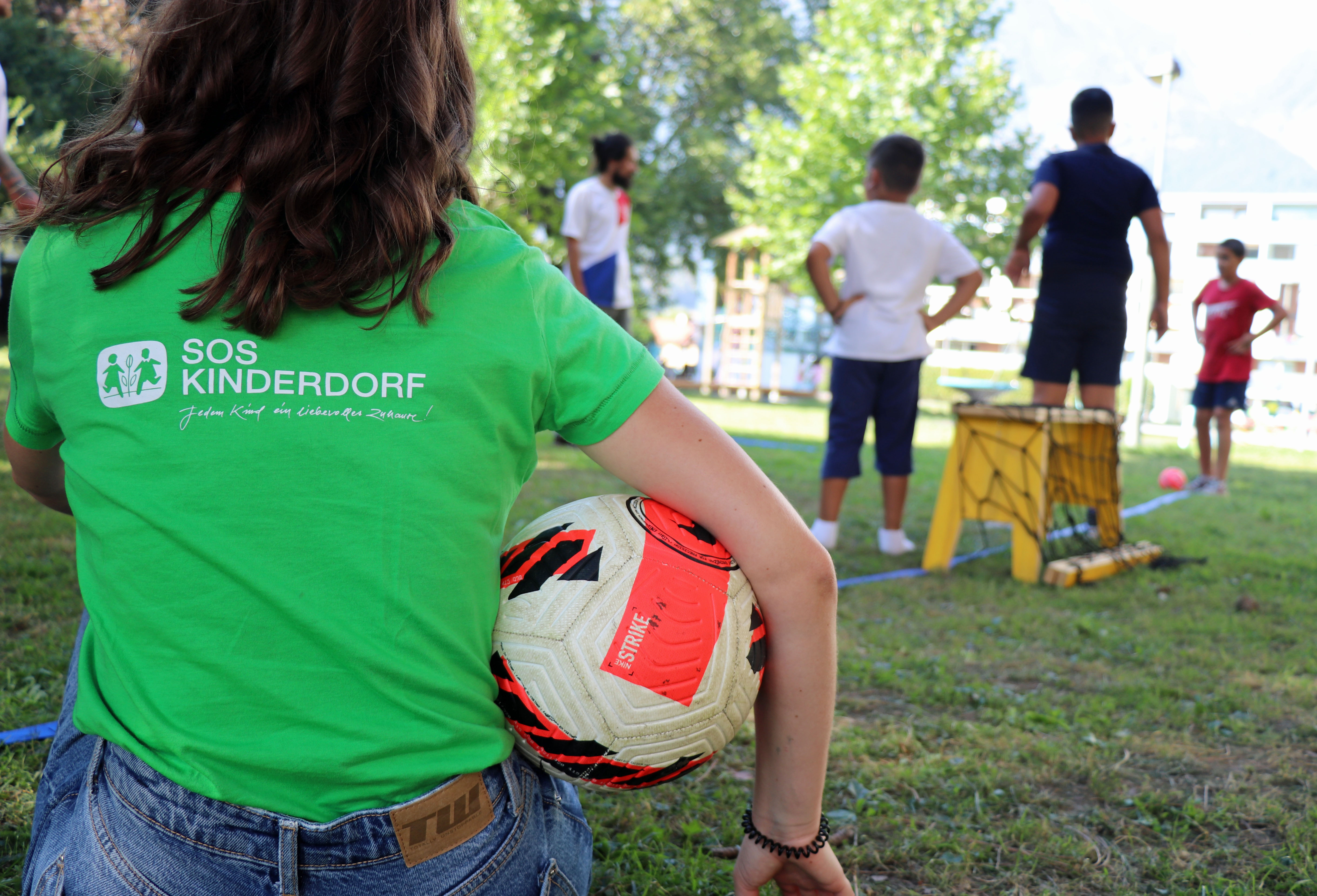 Das Kooperationsprojekt zwischen Stadt Innsbruck und SOS-Kinderdorf ermöglicht es den Kindern, in pädagogischer Begleitung gemeinsam Fußball zu spielen.