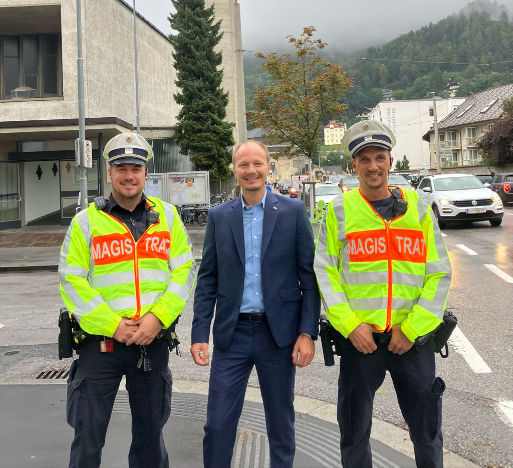 Vizebürgermeister Johannes Anzengruber (m.) fordert zur Rücksichtnahme auf Schulkinder auf