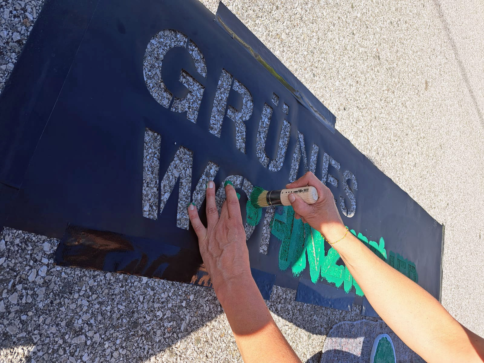 Die verschiedenen Bereiche des neuen Platzes werden mit Bodenmarkierungen gekennzeichnet.