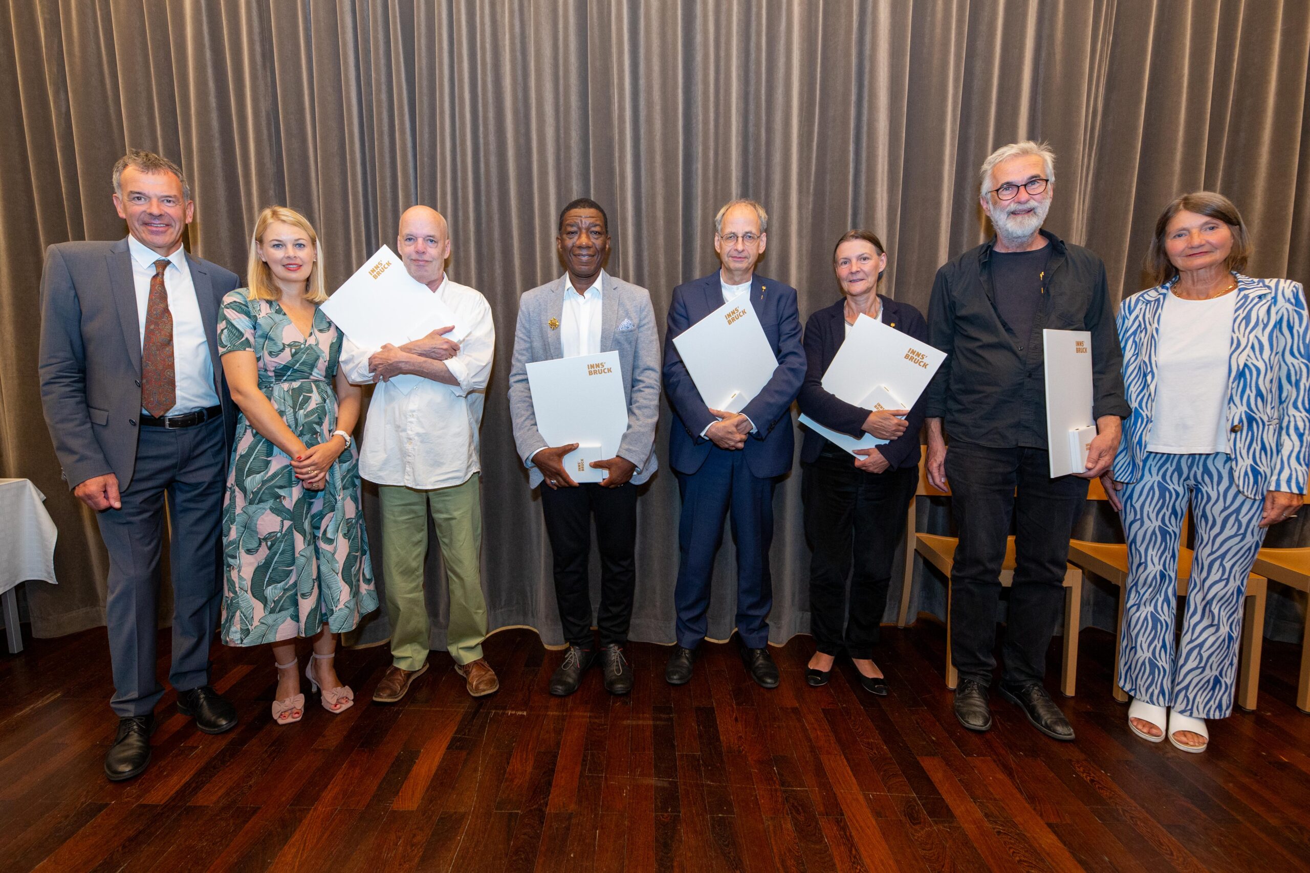 Bürgermeister Georg Willi, Stadträtin Elisabeth Mayr und Kulturstadträtin Uschi Schwarzl (r.) vergaben die Kulturehrenzeichen an: Walter Groschup, Eric Bayala, Martin Sailer, Maria-Luise Mayr und Dietmar Zingl.