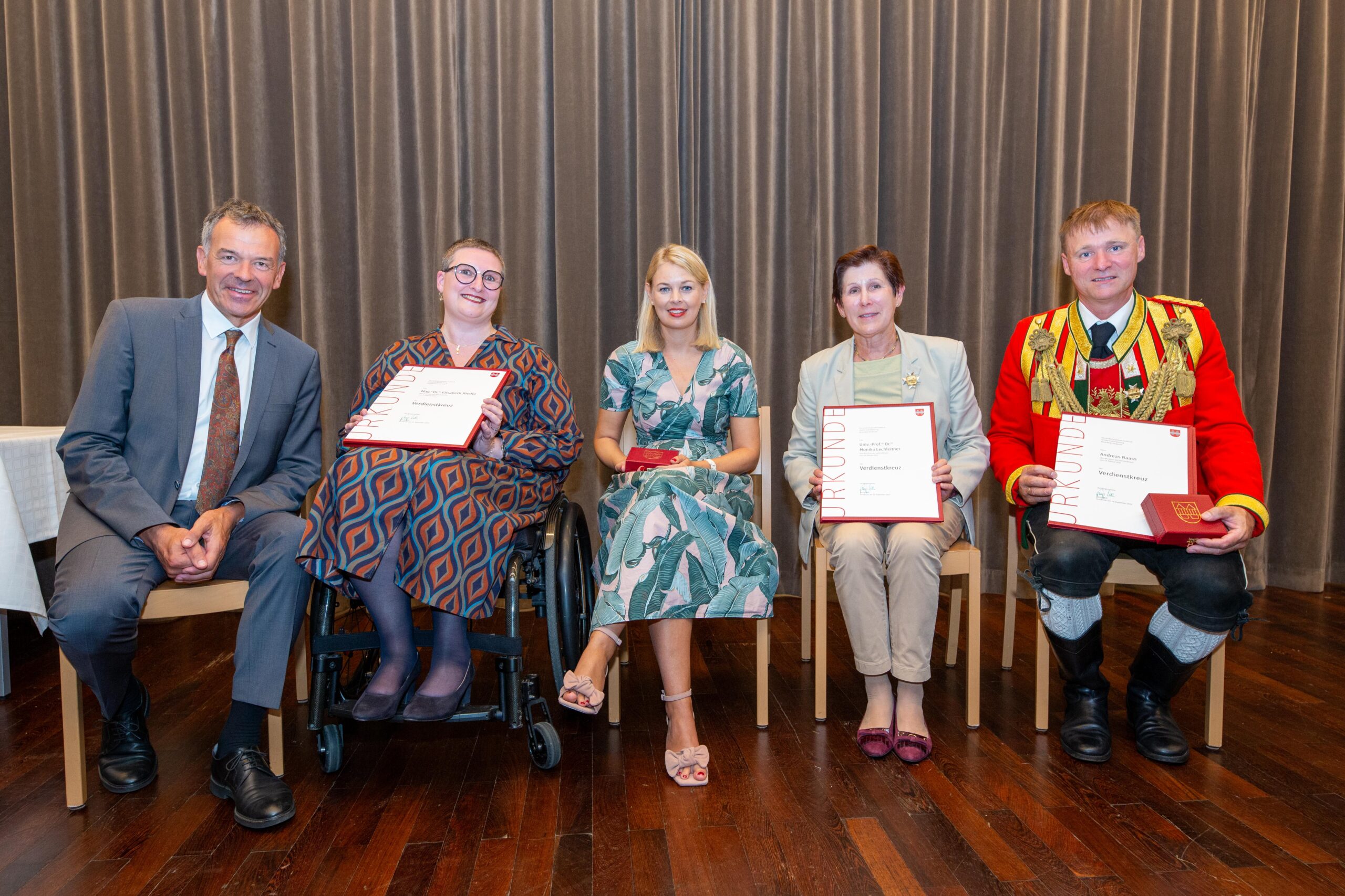 Zweiter großer Ehrungstag in Innsbruck: Bürgermeister Georg Willi (l.) und Stadträtin Elisabeth Mayr (3. v. l.) überreichten Elisabeth Rieder, Monika Lechleitner und Andreas Raas das Verdienstkreuz der Stadt Innsbruck.